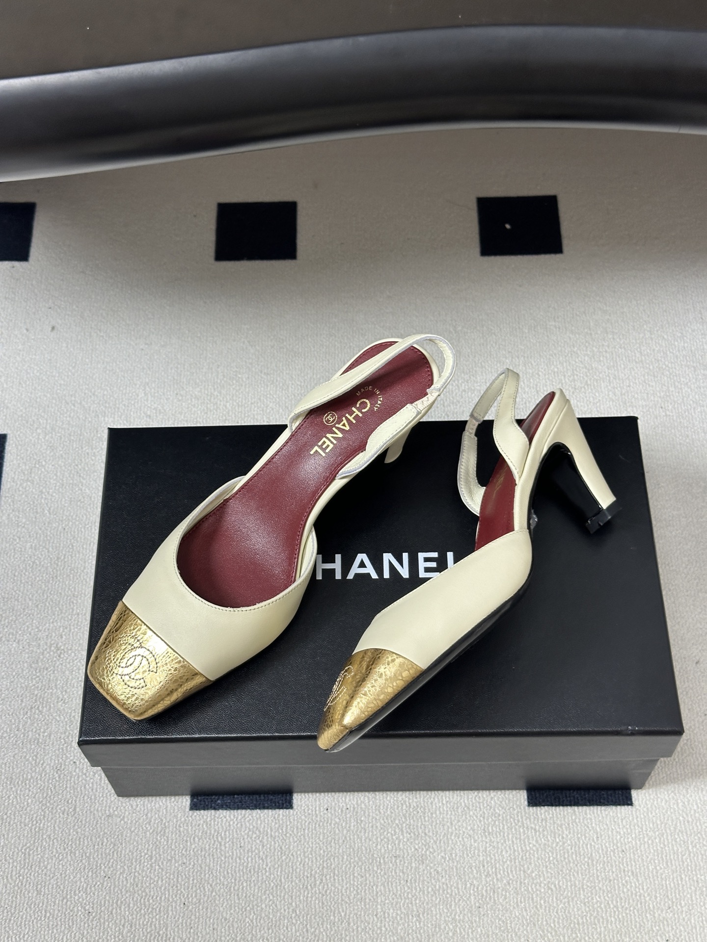 Chanel 香奈儿2026春夏新款 小香 26B走秀款经典双C粗跟后空凉鞋方平头高跟鞋 采用了经典且优雅的设计风格,同 Chanel 香奈儿2026春夏新款 小香 26B走秀款经典双C粗跟后空凉鞋方平头高跟鞋 采用了经典且优雅的设计风格,同
