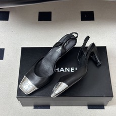 Chanel 香奈儿2026春夏新款 小香 26B走秀款经典双C粗跟后空凉鞋方平头高跟鞋 采用了经典且优雅的设计风格,同 Chanel 香奈儿2026春夏新款 小香 26B走秀款经典双C粗跟后空凉鞋方平头高跟鞋 采用了经典且优雅的设计风格,同