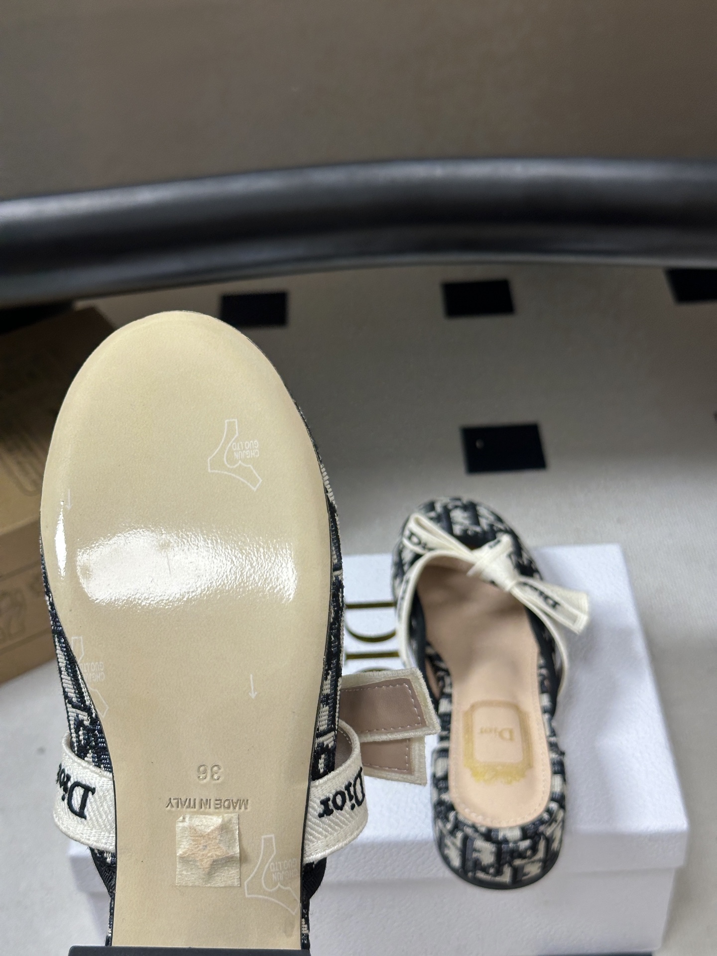 26ss春夏新款Dior 迪奥 J'Adior 穆勒鞋经典字母织带蝴蝶结粗跟半拖鞋包头矮跟凉拖鞋 这款J'Adior 穆 26ss春夏新款Dior 迪奥 J'Adior 穆勒鞋经典字母织带蝴蝶结粗跟半拖鞋包头矮跟凉拖鞋 这款J'Adior 穆