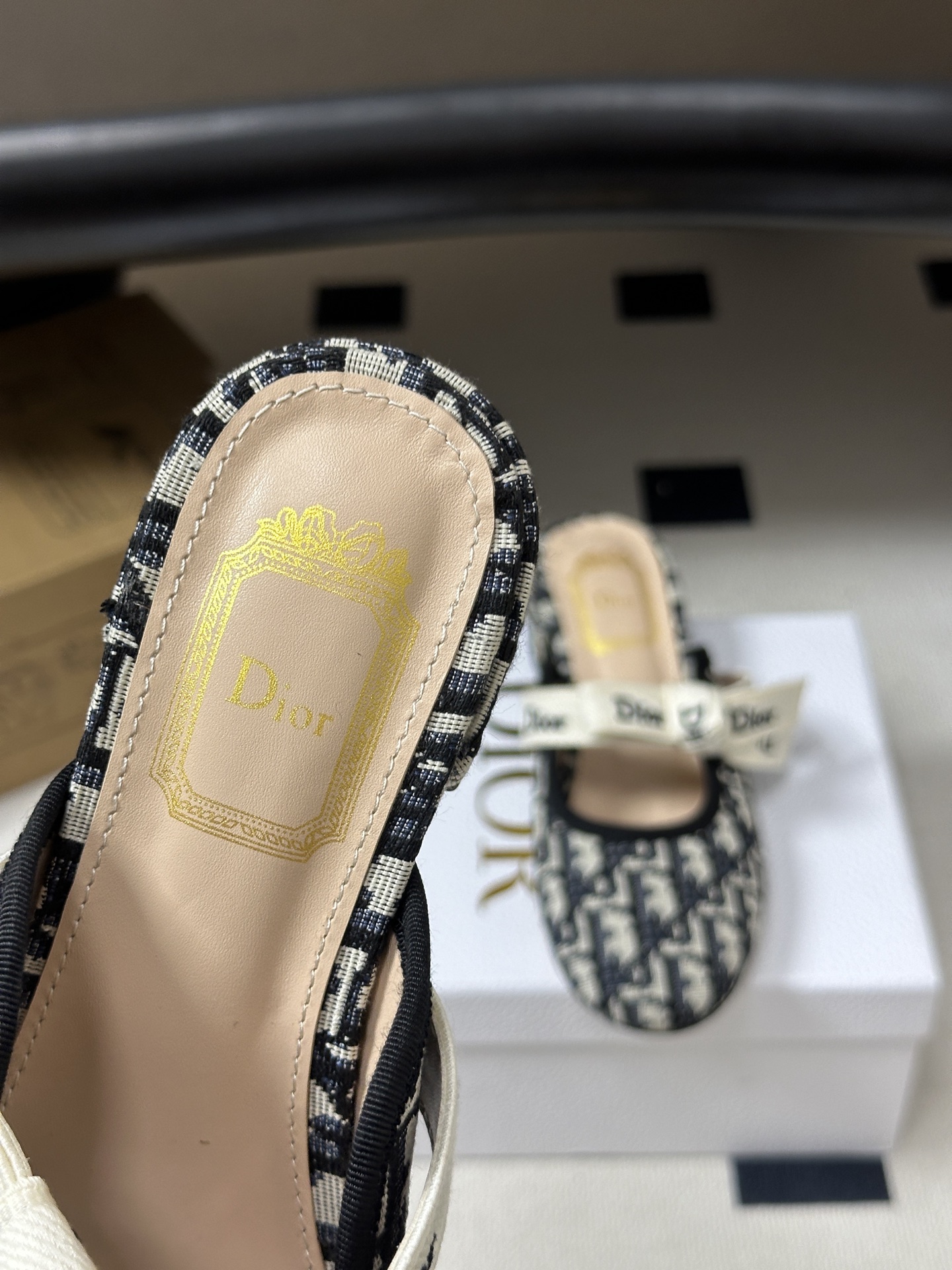 26ss春夏新款Dior 迪奥 J'Adior 穆勒鞋经典字母织带蝴蝶结粗跟半拖鞋包头矮跟凉拖鞋 这款J'Adior 穆 26ss春夏新款Dior 迪奥 J'Adior 穆勒鞋经典字母织带蝴蝶结粗跟半拖鞋包头矮跟凉拖鞋 这款J'Adior 穆