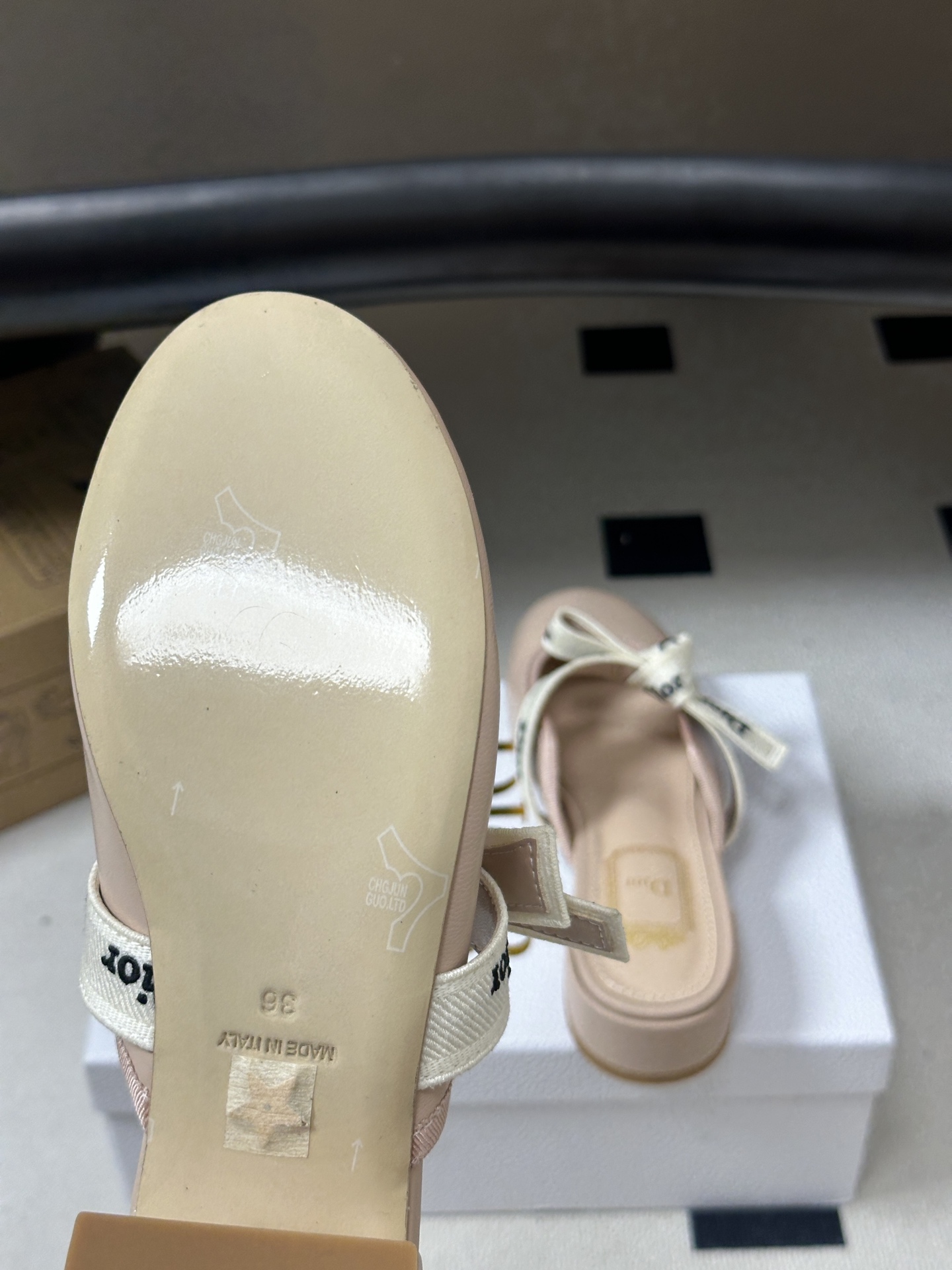 26ss春夏新款Dior 迪奥 J'Adior 穆勒鞋经典字母织带蝴蝶结粗跟半拖鞋包头矮跟凉拖鞋 这款J'Adior 穆 26ss春夏新款Dior 迪奥 J'Adior 穆勒鞋经典字母织带蝴蝶结粗跟半拖鞋包头矮跟凉拖鞋 这款J'Adior 穆