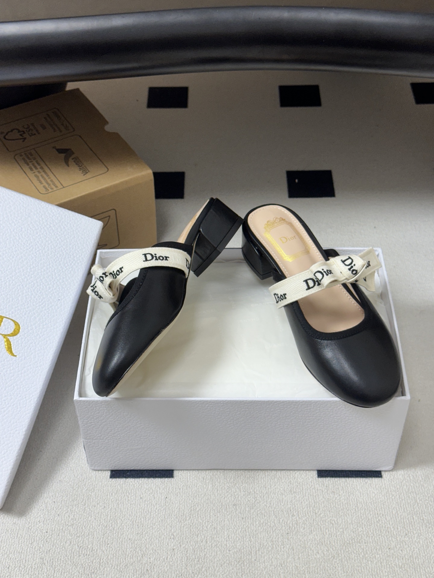 26ss春夏新款Dior 迪奥 J'Adior 穆勒鞋经典字母织带蝴蝶结粗跟半拖鞋包头矮跟凉拖鞋 这款J'Adior 穆 26ss春夏新款Dior 迪奥 J'Adior 穆勒鞋经典字母织带蝴蝶结粗跟半拖鞋包头矮跟凉拖鞋 这款J'Adior 穆