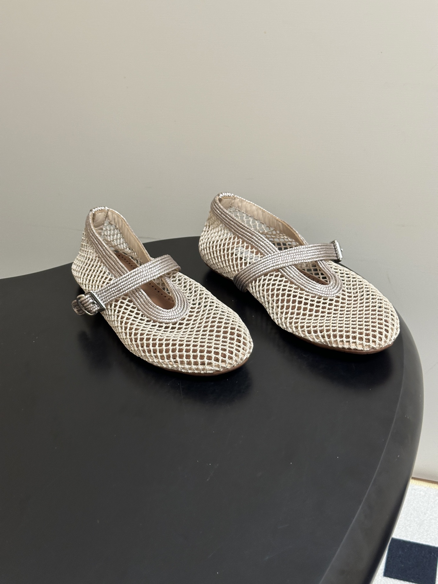 NO:958240,Leather box 12 Order notes (default ordinary box) 2026 latest color woven fishnet surface ALAIA French ballet shoes flat shoes beautiful hollow fishnet shoes retro Mary Jane fishnet shoes  It has a natural and lazy pastoral literary atmosphere, regular grid mesh hollow upper, contrasting woven trip straps to outline the shape of the shoe, rounded toe to weaken the edges and corners, and rustic tones with a quiet temperament of the past, which perfectly interprets the relaxed retro style. It is a must-have atmospheric item for spring and summer. It is retro and simple but not exaggerated, and is gentle and casual on the feet. It can easily create a relaxed retro literary temperament, is niche and durable, and is not easy to clash with. Original woven/customized mesh for the upper  Sheepskin lining, original molded rubber outsole, size 35-39 (40.41.42.43 custom-made, non-returnable), single shoes, alaia, mary jane, flats, sheepskin19860909皮盒12 下单备注（默认普通盒） 2026最新配色编织渔网面 ALAIA阿莱亚法式芭蕾舞单鞋平底鞋绝美镂空渔网鞋复古玛丽珍渔网鞋 自带自然慵懒的田园文艺氛围感,规整方格网纱镂空鞋面,撞色编织绊带勾勒鞋型,圆润鞋头弱化棱角,质朴的色调自带岁月静好的气质,完美诠释松弛复古穿搭格调. 属于春夏必备的氛围感单品,复古简约不浮夸,上脚温柔随性,轻松打造松弛复古文艺气质,小众耐看,不易撞款 鞋面原版编织/定制网面 内里垫脚羊皮 鞋底原版开模橡胶大底 码数35-39（40.41.42.43定做不退换）,单鞋,alaia,mary jane,flats,sheepskin,Women's Shoes