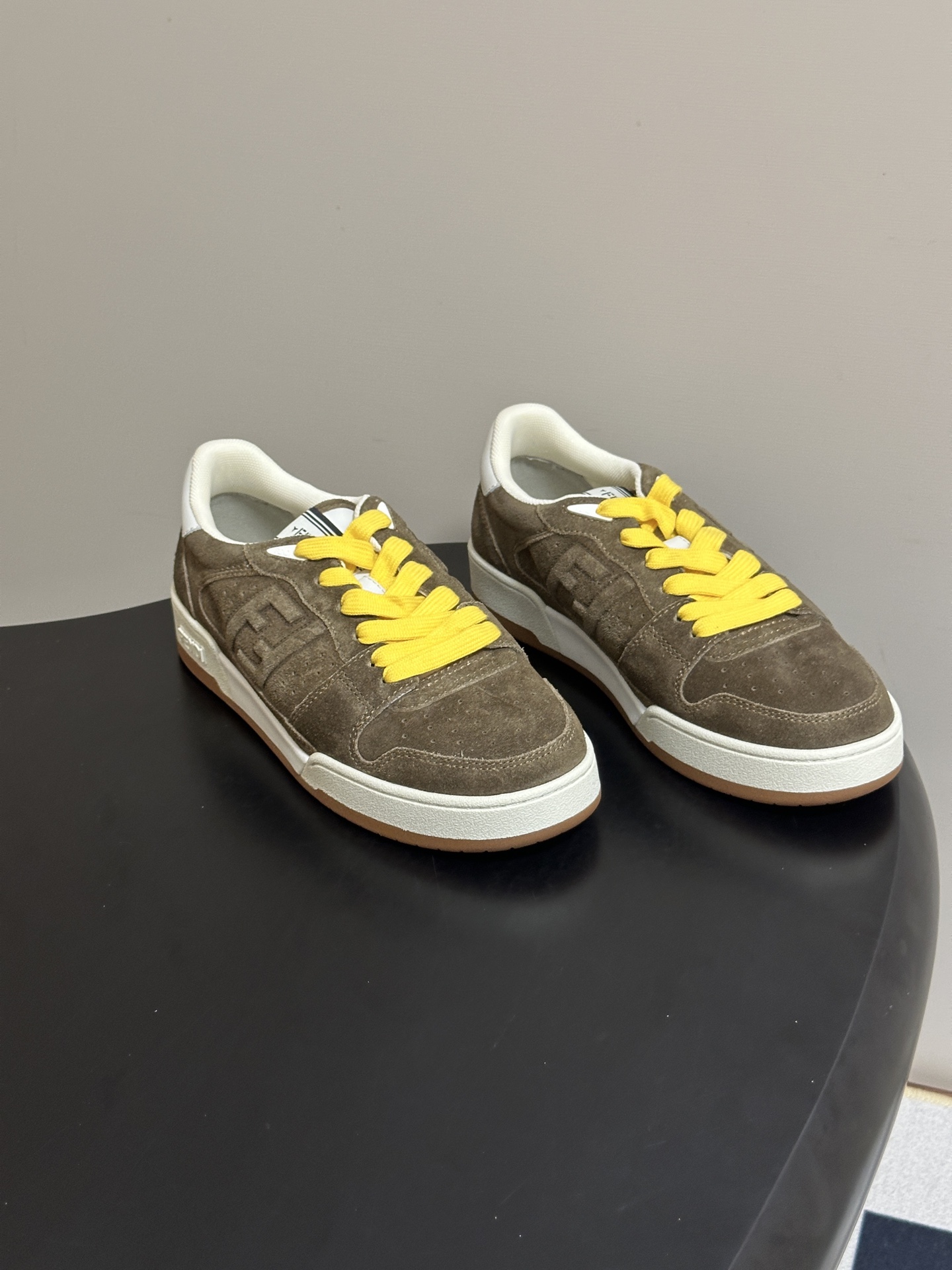 NO:958254,- Men's 10 Fendi match series 26 new colors Thick-soled casual sneakers for couples height-increasing skateboard shoes Original purchase, development and production The first sneakers fendi match created by designer Kim Jones are similar to LV's Trainer basketball sneakers. The shoe shape is similar, with the addition of FF retro design. The upper is made of suede and leather splicing combination. The double F logo on the side is lined with terry velvet. The upper foot is super soft, light and comfortable to match with a sweatshirt. It has a full youthful feel.  Original custom-made imported first-layer cowhide for the upper, imported custom-made breathable mesh for the lining, two-color TPU mold injection for the outsole, white cushioning and high-elastic midsole, sole thickness 3.5cm  vuitton,sneakers,hoodie,sweatshirts,cowhide,chamois leather19860909-男10 Fendi芬迪 match系列 26新配色 厚底休闲运动鞋情侣款增高滑板鞋 原版购入开发 做货 设计师Kim Jones打造的首款运动鞋fendi match 和LV驴牌的Trainer篮球运动鞋 鞋型差不多 添加了FF复古的设计 鞋面采用麂皮和皮革拼接组合 侧面凸起的双F logo内里采用毛巾绒里 上脚超级柔软 轻便 舒适搭配卫衣 少年感满满 鞋面原版定制进口头层牛皮 内里垫脚进口定制透气网 鞋底双色TPU模具射出大底白色缓震高弹中底 底厚3.5cm 码数: 女款35-41（40.41定做不退换） 男款40-44（45定做不退换）,休闲鞋/运动鞋,fendi,fendi,louis vuitton,louis vuitton,sneakers,hoodie,sweatshirts,cowhide,chamois leather,Women's Shoes
