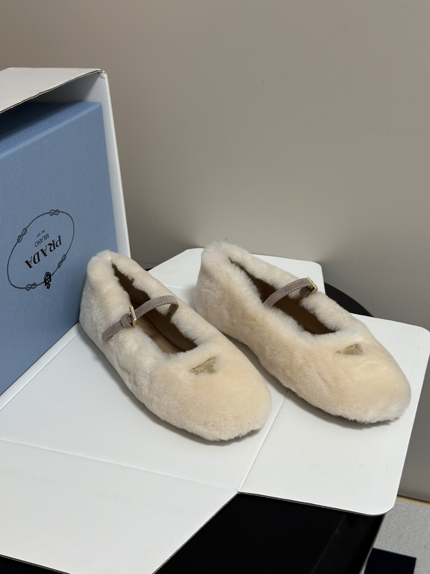 NO:958239,-Top quality (with airplane case) 26Ss early autumn new Prada wool ballet flats Furry Mary Jane ballet shoes These wool ballet flats show elegant charm with a tapered silhouette. Designed with a round toe, classic lines with elegant details, decorated with an enameled triangle metal logo. The upper is decorated with ribbons and engraved logo metal buckles. Enameled triangle metal logo 5 mm integrated sole, decorated with heat-pressed logo Customized wool upper  Sheepskin lining inside the feet, high flat sole, original molded rubber outsole, size 35-39 (40.41 custom-made, non-returnable), furry shoes, prada, prada, mary jane, flats, sheepskin19860909-顶级品质（配飞机盒） 26Ss早秋新款Prada普拉达羊毛芭蕾舞平底鞋毛毛玛丽珍芭蕾舞单鞋 这款羊毛芭蕾平底鞋以锥形轮廓展现出优雅魅力.采用圆头设计,经典线条搭配雅致细节,饰有涂珐琅三角形金属徽标. 鞋面点缀饰带与雕刻徽标金属搭扣 涂珐琅三角形金属徽标 5毫米一体式鞋底,饰有热压徽标 鞋面定制羊毛 垫脚内里羊皮 跟高平底 鞋底原版开模橡胶大底 码数35-39（40.41定做不退换）,毛毛鞋,prada,prada,mary jane,flats,sheepskin,Women's Shoes