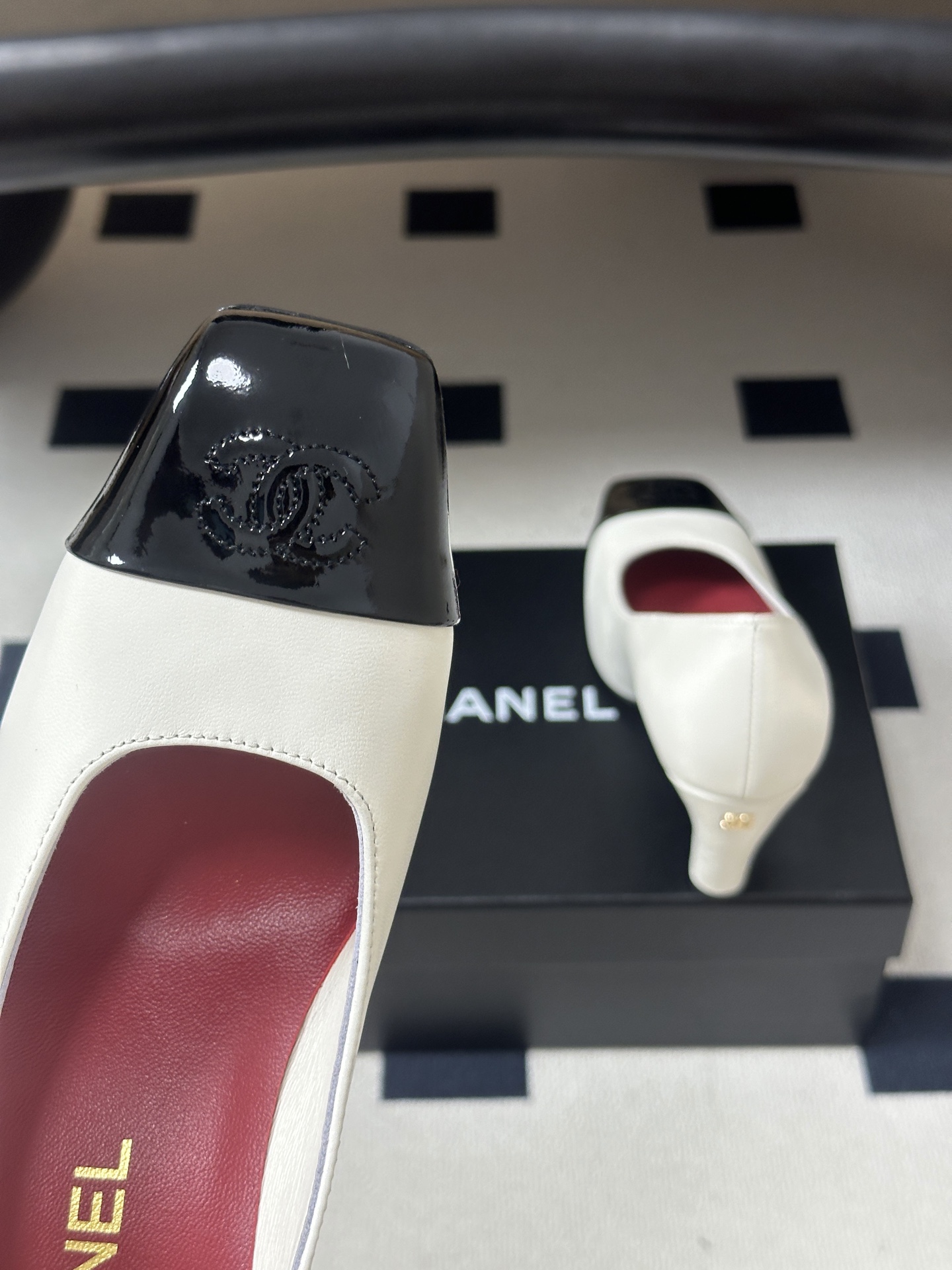 Chanel 香奈儿2026春夏新款 小香 26B走秀款经典双C电绣细高跟鞋方平头拼色高跟单鞋 采用了经典且优雅的设计风 Chanel 香奈儿2026春夏新款 小香 26B走秀款经典双C电绣细高跟鞋方平头拼色高跟单鞋 采用了经典且优雅的设计风