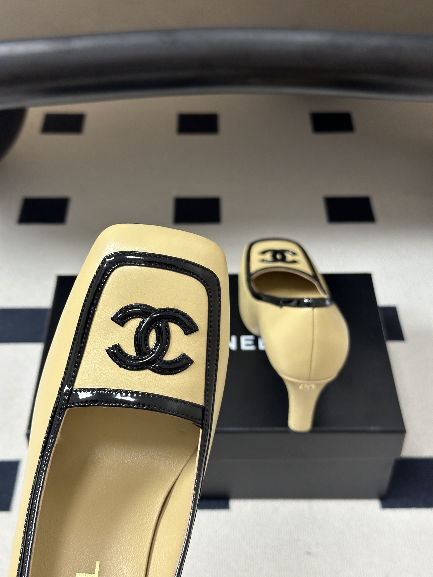 Chanel 香奈儿2026春夏新款 小香 26B走秀款经典双C电绣细高跟鞋方平头拼色高跟单鞋 自带清冷复古名媛氛围感的 Chanel 香奈儿2026春夏新款 小香 26B走秀款经典双C电绣细高跟鞋方平头拼色高跟单鞋 自带清冷复古名媛氛围感的