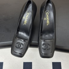 Chanel 香奈儿2026春夏新款 小香 26B走秀款经典双C电绣细高跟鞋方平头拼色高跟单鞋 自带清冷复古名媛氛围感的 Chanel 香奈儿2026春夏新款 小香 26B走秀款经典双C电绣细高跟鞋方平头拼色高跟单鞋 自带清冷复古名媛氛围感的