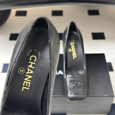 Chanel 香奈儿2026春夏新款 小香 26B走秀款经典双C电绣细高跟鞋方平头拼色高跟单鞋 自带清冷复古名媛氛围感的 Chanel 香奈儿2026春夏新款 小香 26B走秀款经典双C电绣细高跟鞋方平头拼色高跟单鞋 自带清冷复古名媛氛围感的