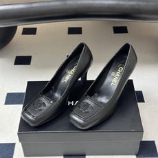 Chanel 香奈儿2026春夏新款 小香 26B走秀款经典双C电绣细高跟鞋方平头拼色高跟单鞋 自带清冷复古名媛氛围感的 Chanel 香奈儿2026春夏新款 小香 26B走秀款经典双C电绣细高跟鞋方平头拼色高跟单鞋 自带清冷复古名媛氛围感的