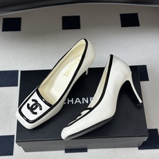 Chanel 香奈儿2026春夏新款 小香 26B走秀款经典双C电绣细高跟鞋方平头拼色高跟单鞋 自带清冷复古名媛氛围感的 Chanel 香奈儿2026春夏新款 小香 26B走秀款经典双C电绣细高跟鞋方平头拼色高跟单鞋 自带清冷复古名媛氛围感的