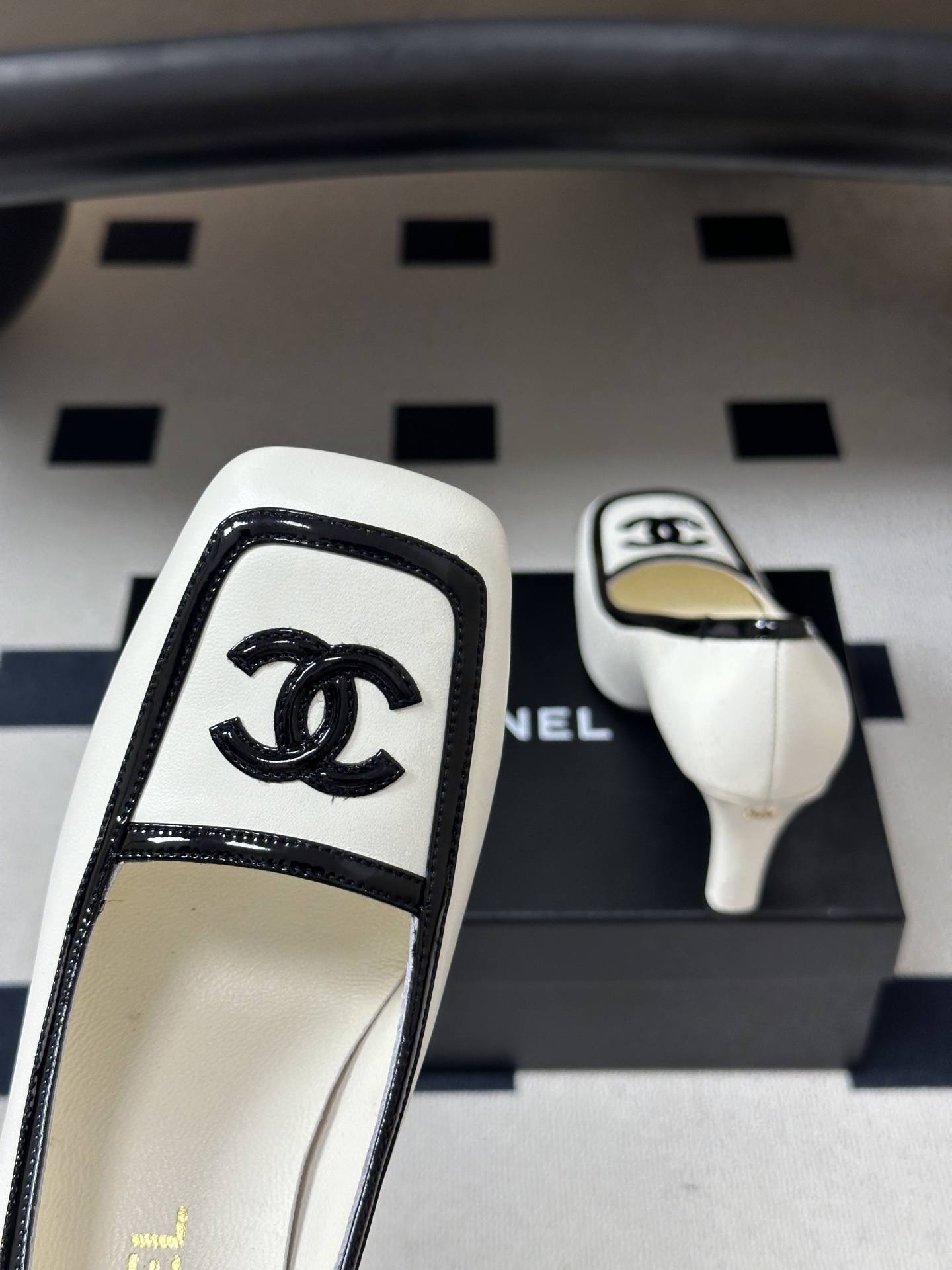 Chanel 香奈儿2026春夏新款 小香 26B走秀款经典双C电绣细高跟鞋方平头拼色高跟单鞋 自带清冷复古名媛氛围感的 Chanel 香奈儿2026春夏新款 小香 26B走秀款经典双C电绣细高跟鞋方平头拼色高跟单鞋 自带清冷复古名媛氛围感的