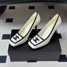 Chanel 香奈儿2026春夏新款 小香 26B走秀款经典双C电绣细高跟鞋方平头拼色高跟单鞋 自带清冷复古名媛氛围感的 Chanel 香奈儿2026春夏新款 小香 26B走秀款经典双C电绣细高跟鞋方平头拼色高跟单鞋 自带清冷复古名媛氛围感的