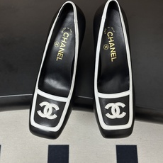 Chanel 香奈儿2026春夏新款 小香 26B走秀款经典双C电绣细高跟鞋方平头拼色高跟单鞋 自带清冷复古名媛氛围感的 Chanel 香奈儿2026春夏新款 小香 26B走秀款经典双C电绣细高跟鞋方平头拼色高跟单鞋 自带清冷复古名媛氛围感的