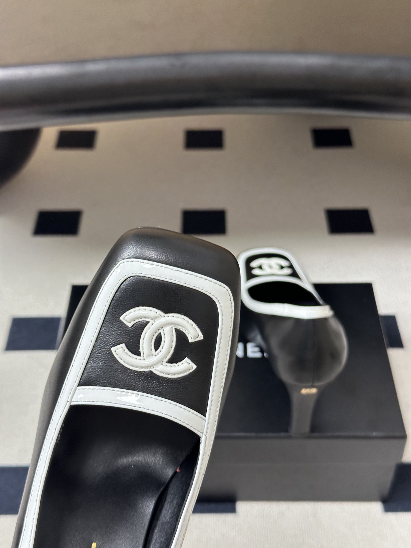 Chanel 香奈儿2026春夏新款 小香 26B走秀款经典双C电绣细高跟鞋方平头拼色高跟单鞋 自带清冷复古名媛氛围感的 Chanel 香奈儿2026春夏新款 小香 26B走秀款经典双C电绣细高跟鞋方平头拼色高跟单鞋 自带清冷复古名媛氛围感的