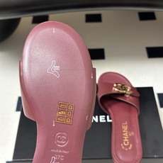 26Ss春夏新款Chanel香奈儿 度假风小香经典大双C 五金皮带扣平底凉拖鞋蜜儿一字带凉拖鞋 鞋面装饰大双c标志,是小 26Ss春夏新款Chanel香奈儿 度假风小香经典大双C 五金皮带扣平底凉拖鞋蜜儿一字带凉拖鞋 鞋面装饰大双c标志,是小