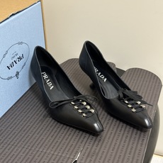 顶级品质(配高档飞机盒✈️) 26Aw早春新款Prada 普拉达走秀款尖头做旧系带蝴蝶结高跟鞋 复古老钱风绑带小猫跟单鞋 顶级品质(配高档飞机盒✈️) 26Aw早春新款Prada 普拉达走秀款尖头做旧系带蝴蝶结高跟鞋 复古老钱风绑带小猫跟单鞋