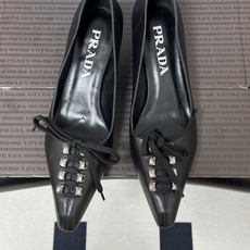 顶级品质(配高档飞机盒✈️) 26Aw早春新款Prada 普拉达走秀款尖头做旧系带蝴蝶结高跟鞋 复古老钱风绑带小猫跟单鞋 顶级品质(配高档飞机盒✈️) 26Aw早春新款Prada 普拉达走秀款尖头做旧系带蝴蝶结高跟鞋 复古老钱风绑带小猫跟单鞋