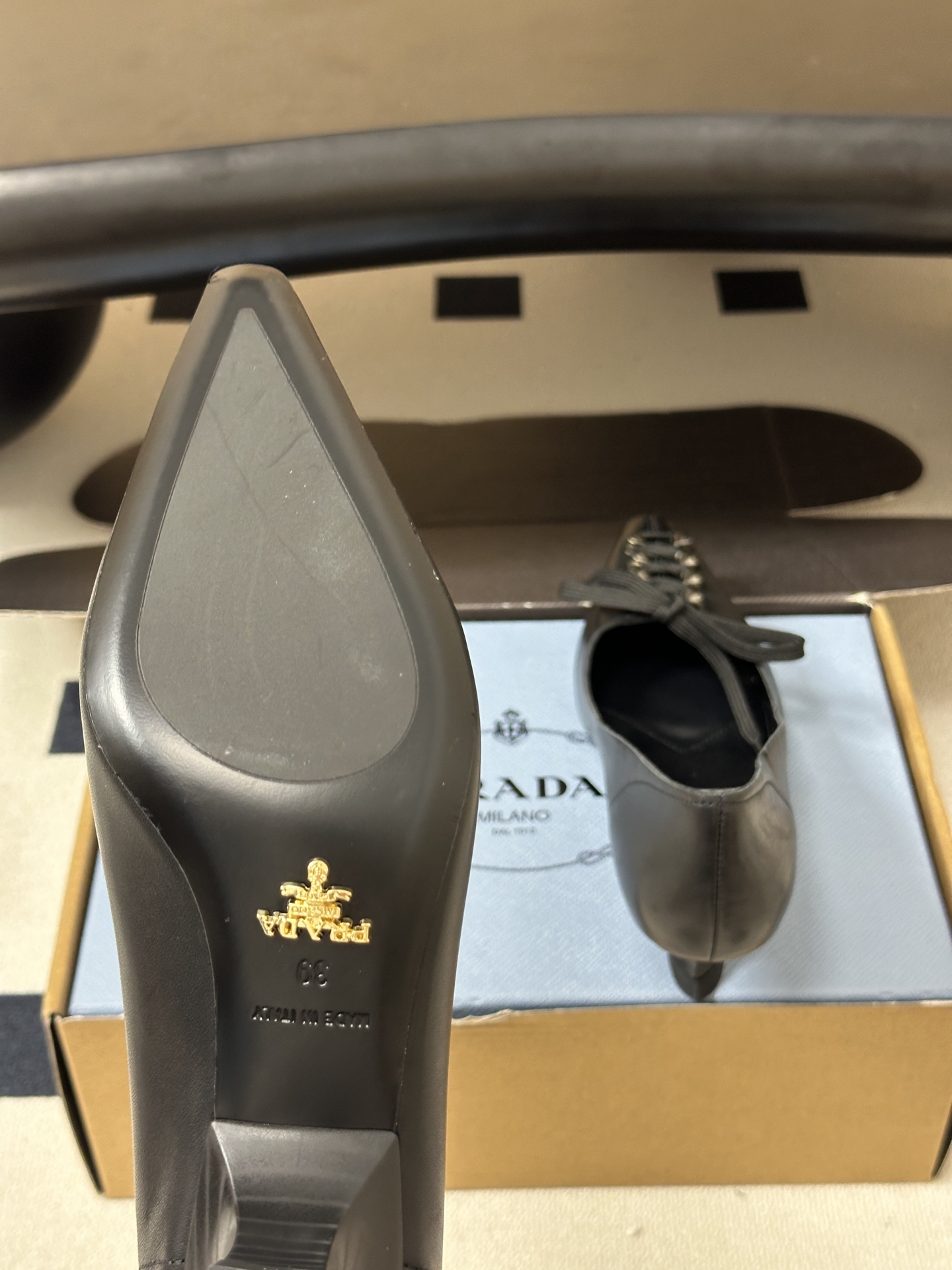 顶级品质(配高档飞机盒✈️) 26Aw早春新款Prada 普拉达走秀款尖头做旧系带蝴蝶结高跟鞋 复古老钱风绑带小猫跟单鞋 顶级品质(配高档飞机盒✈️) 26Aw早春新款Prada 普拉达走秀款尖头做旧系带蝴蝶结高跟鞋 复古老钱风绑带小猫跟单鞋