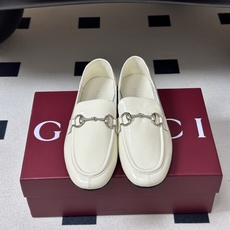 2026 秋冬新款Gucci 古驰 经典马衔扣乐福鞋复古麂皮绒面平底单鞋老钱风可踩跟乐福鞋 Generation Guc 2026 秋冬新款Gucci 古驰 经典马衔扣乐福鞋复古麂皮绒面平底单鞋老钱风可踩跟乐福鞋 Generation Guc