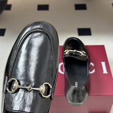 2026 秋冬新款Gucci 古驰 经典马衔扣乐福鞋复古麂皮绒面平底单鞋老钱风可踩跟乐福鞋 Generation Guc 2026 秋冬新款Gucci 古驰 经典马衔扣乐福鞋复古麂皮绒面平底单鞋老钱风可踩跟乐福鞋 Generation Guc