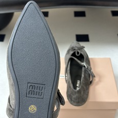 26ss 早秋新款MiuMiu 缪缪 麂皮绒面芭蕾舞鞋尖头搭扣玛丽珍鞋蝴蝶结平底单鞋 自带温柔名媛的复古贵气氛围感,柔润 26ss 早秋新款MiuMiu 缪缪 麂皮绒面芭蕾舞鞋尖头搭扣玛丽珍鞋蝴蝶结平底单鞋 自带温柔名媛的复古贵气氛围感,柔润