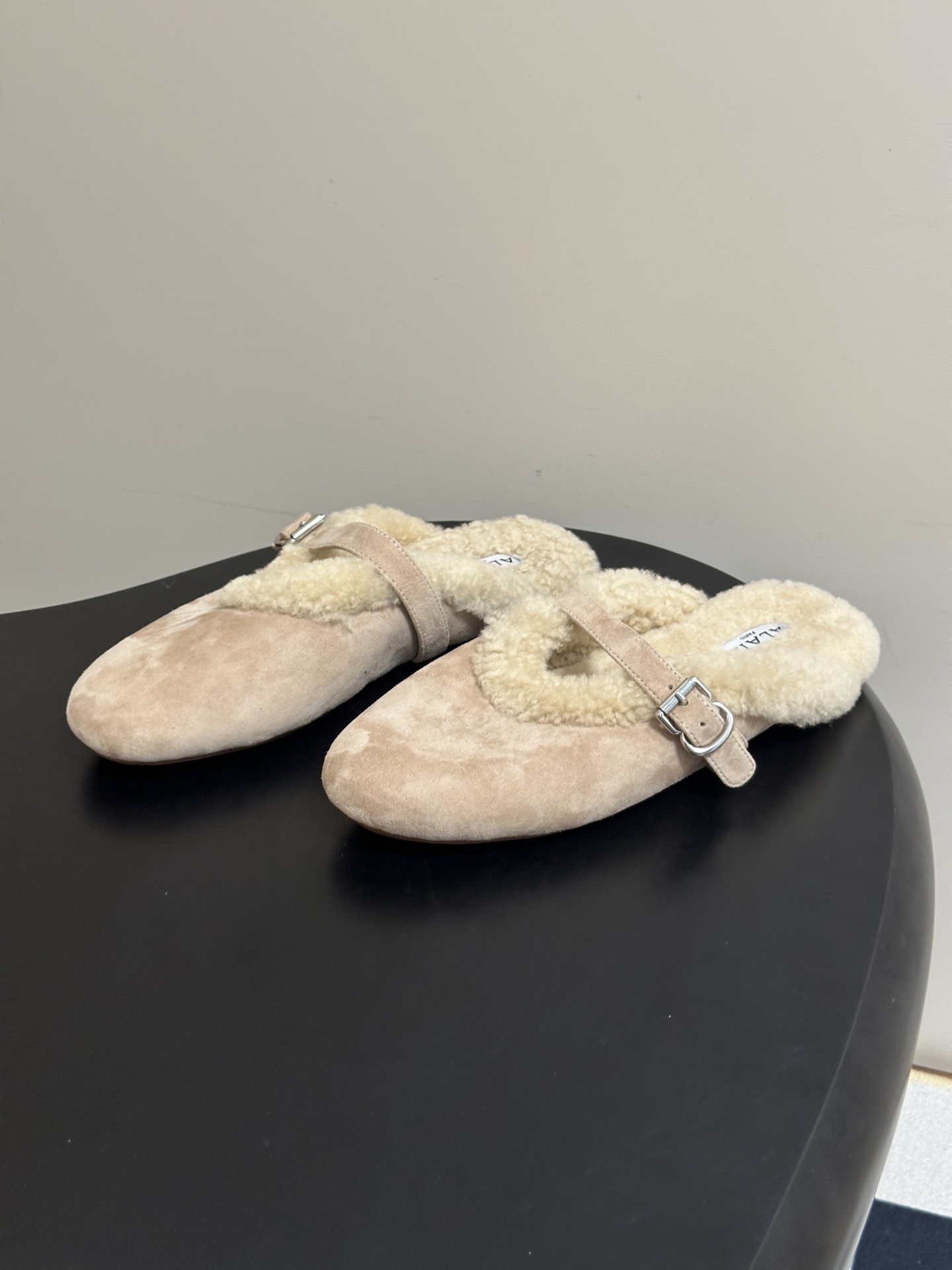 ⚠️皮带盒➕20下单备注(默认普通盒) 26Fw秋冬新款 ALAIA阿莱亚 羊羔毛法式穆勒鞋麂皮绒面搭扣玛丽珍鞋老钱风包 ⚠️皮带盒➕20下单备注(默认普通盒) 26Fw秋冬新款 ALAIA阿莱亚 羊羔毛法式穆勒鞋麂皮绒面搭扣玛丽珍鞋老钱风包