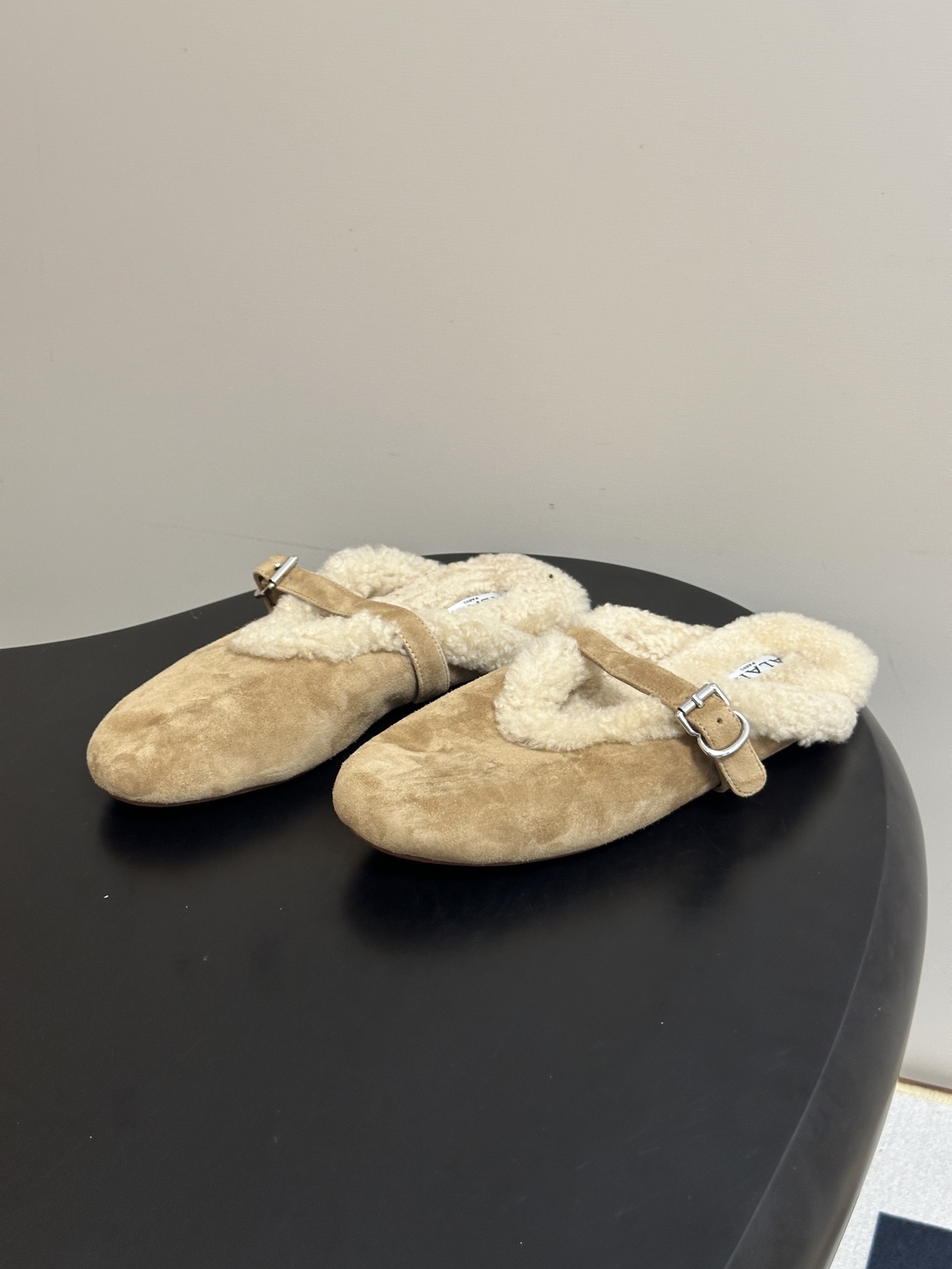 ⚠️皮带盒➕20下单备注(默认普通盒) 26Fw秋冬新款 ALAIA阿莱亚 羊羔毛法式穆勒鞋麂皮绒面搭扣玛丽珍鞋老钱风包 ⚠️皮带盒➕20下单备注(默认普通盒) 26Fw秋冬新款 ALAIA阿莱亚 羊羔毛法式穆勒鞋麂皮绒面搭扣玛丽珍鞋老钱风包