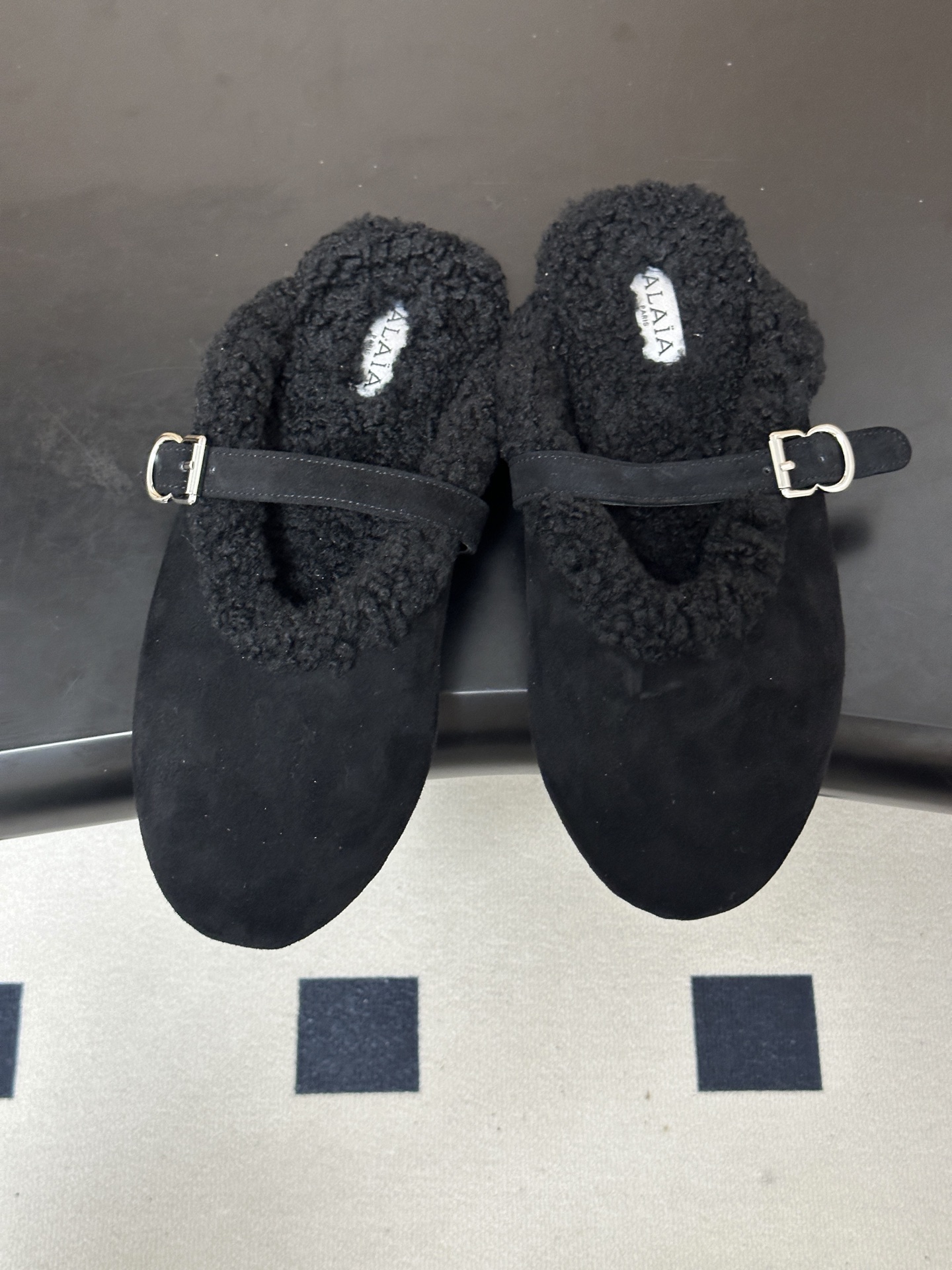 ⚠️皮带盒➕20下单备注(默认普通盒) 26Fw秋冬新款 ALAIA阿莱亚 羊羔毛法式穆勒鞋麂皮绒面搭扣玛丽珍鞋老钱风包 ⚠️皮带盒➕20下单备注(默认普通盒) 26Fw秋冬新款 ALAIA阿莱亚 羊羔毛法式穆勒鞋麂皮绒面搭扣玛丽珍鞋老钱风包