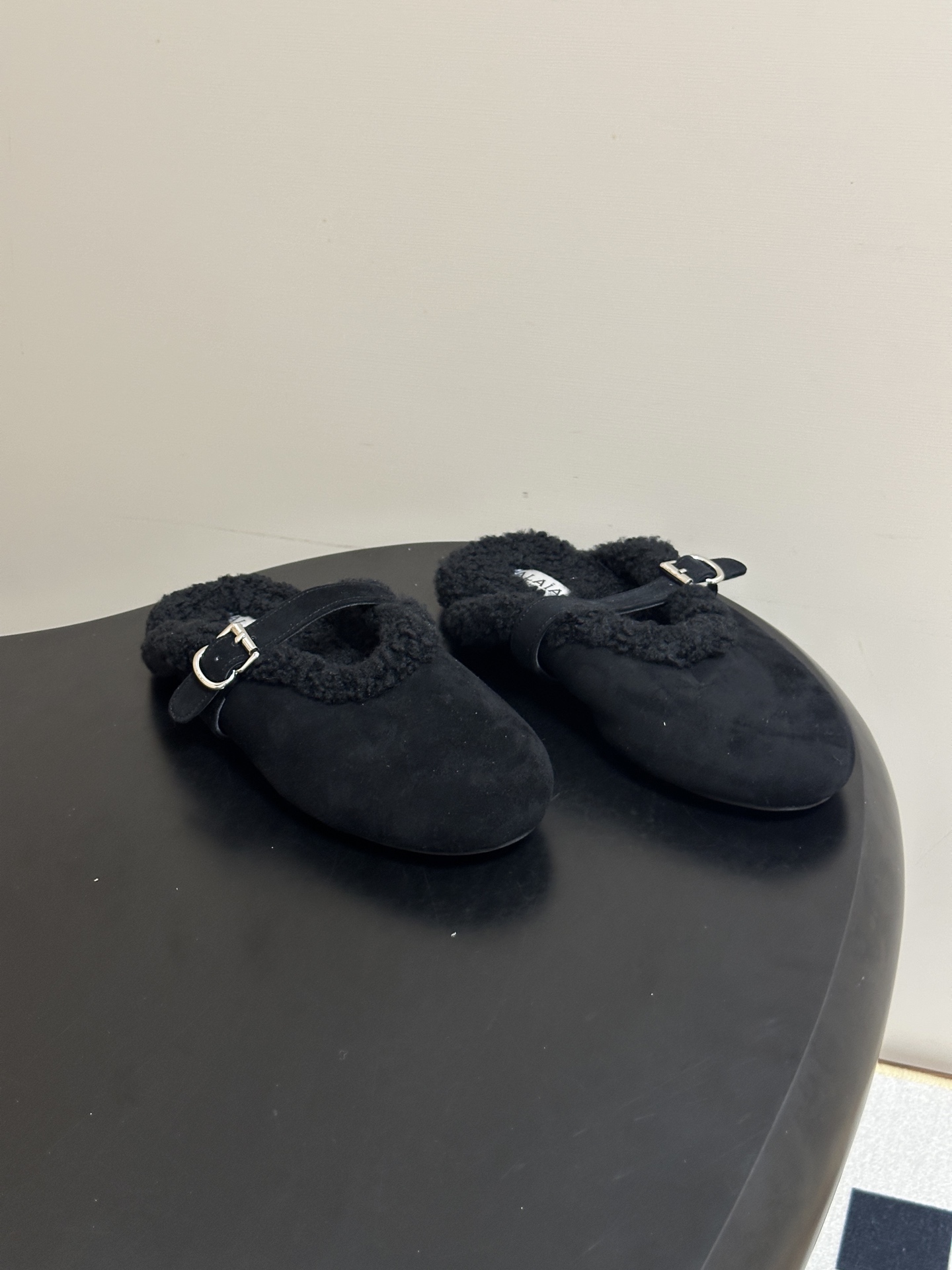 NO:958132,- Belt box 20 order notes (default ordinary box) 26Fw new autumn and winter style ALAIA ALAIA Lambswool French mules, suede buckle Mary Jane shoes, old money style toe-cap half slippers. Originally more soft and romantic, ballet flats use suede uppers. The traditional ballet style has more possibilities to display, and can be better combined with contemporary fashion.  There is more than one style of ballet elements that are full of femininity. The best way to open ballet shoes is the combination of strength and softness, elegance and power. Every detail shows the French sophistication. The perfect combination of cuteness and slim legs allows you to enjoy the warmth and charm in the cold winter. The surface is made of soft and delicate suede, which feels as warm as the warm sun in winter. The lambswool lining is not only soft to the touch, but also fills the winter atmosphere.  Every step is like stepping on clouds!  High silk satin suede upper, lambswool lining, original molded rubber outsole, size 35-39 (40.41.42 custom-made, non-returnable), semi-slip fur shoes, alaia, mary jane, flats, slippers, chamois leather19860909-皮带盒20下单备注（默认普通盒） 26Fw秋冬新款 ALAIA阿莱亚 羊羔毛法式穆勒鞋麂皮绒面搭扣玛丽珍鞋老钱风包头半拖鞋 原本更具有柔美浪漫气息的芭蕾平底鞋采用麂皮绒鞋面,传统的芭蕾风格具有了更多施展的可能性,也更能与当代时尚结合. 女性气质十足的芭蕾元素可不只一种风格,刚柔并济,既优雅又有力量,才是芭蕾舞鞋最好的打开方式.每一处细节都彰显着法式精致. 将可爱与显腿细完美融合 让你在寒冷的冬日 既能享受温暖 又能散发迷人魅力 面采用柔软细腻的麂皮绒 触感如同冬日里的暖阳般温暖 羊羔毛内里 不仅触感柔软 更将冬日氛围拉满 每一步都像是踩在云朵上！ 鞋面高丝光牛反绒 内里垫脚羊羔毛 鞋底原版开模橡胶大底 码数35-39（40.41.42定做不退换）,半拖毛毛鞋,alaia,mary jane,flats,slippers,chamois leather,Women's Shoes