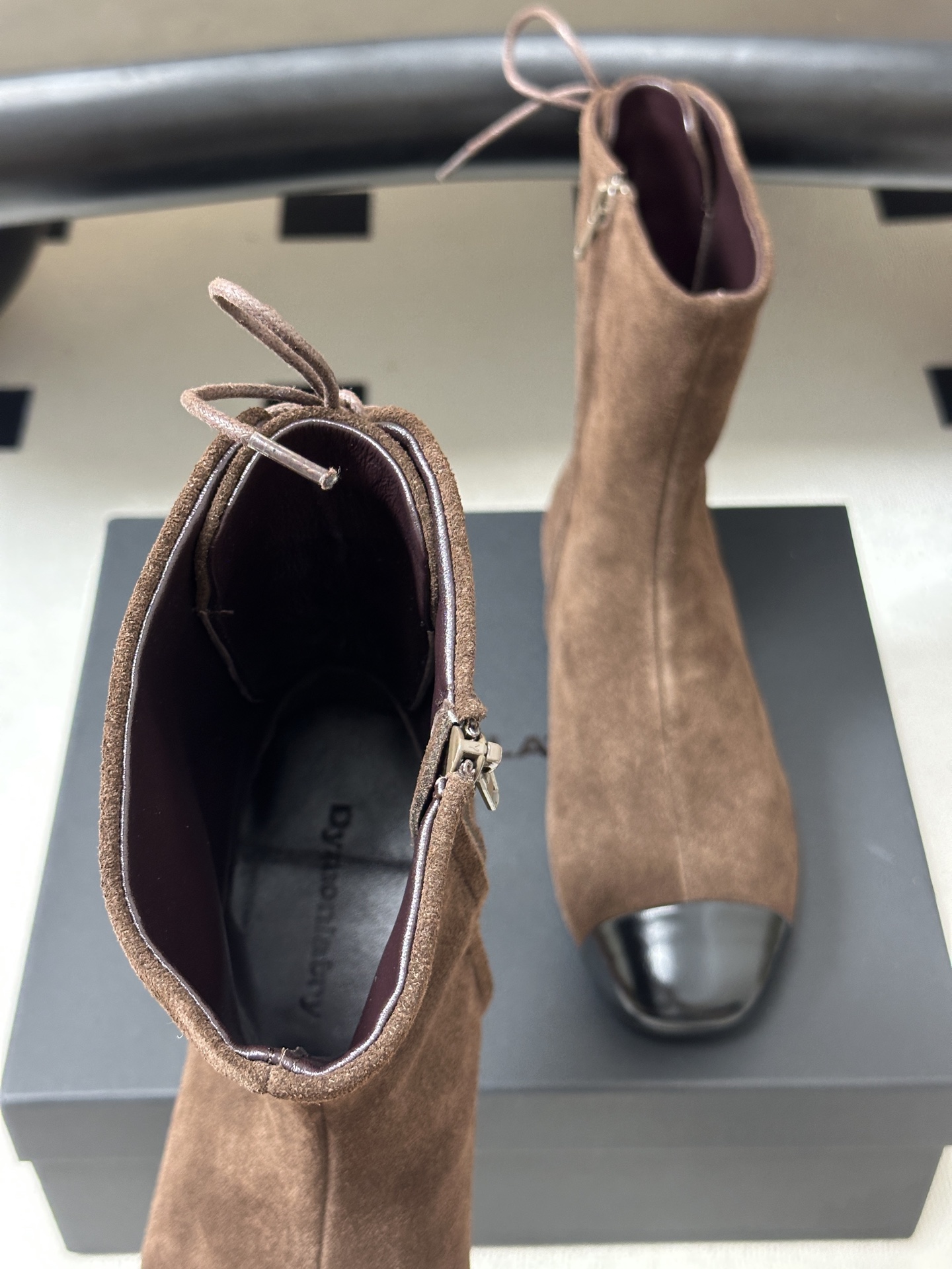 DYMONLATRY26ss秋冬新款拼色后绑带短靴复古风麂皮绒面平底靴侧拉链靴子 拼接后绑短靴|复古韵味重构日常穿搭美学 DYMONLATRY26ss秋冬新款拼色后绑带短靴复古风麂皮绒面平底靴侧拉链靴子 拼接后绑短靴|复古韵味重构日常穿搭美学