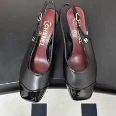 Chanel 香奈儿2026春夏新款 小香 26B走秀款经典双C细跟后空凉鞋方平头高跟鞋 采用了经典且优雅的设计风格,同 Chanel 香奈儿2026春夏新款 小香 26B走秀款经典双C细跟后空凉鞋方平头高跟鞋 采用了经典且优雅的设计风格,同