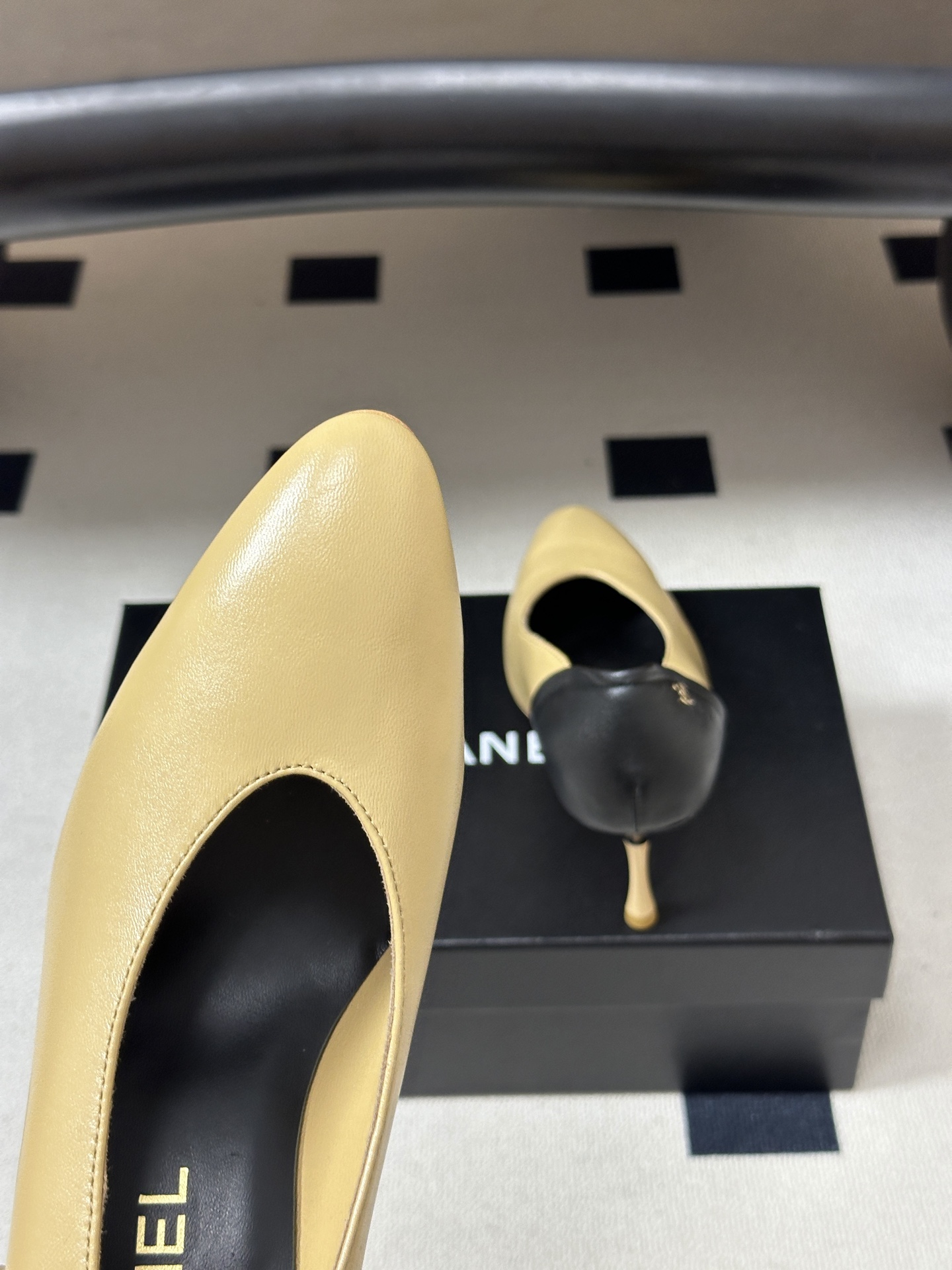 2026春夏新款Chanel小香26B尖头高跟鞋经典双拼色双C扣细高单鞋 这款尖头有吸引到我 很喜欢鞋头的形状。以拼色美 2026春夏新款Chanel小香26B尖头高跟鞋经典双拼色双C扣细高单鞋 这款尖头有吸引到我 很喜欢鞋头的形状。以拼色美