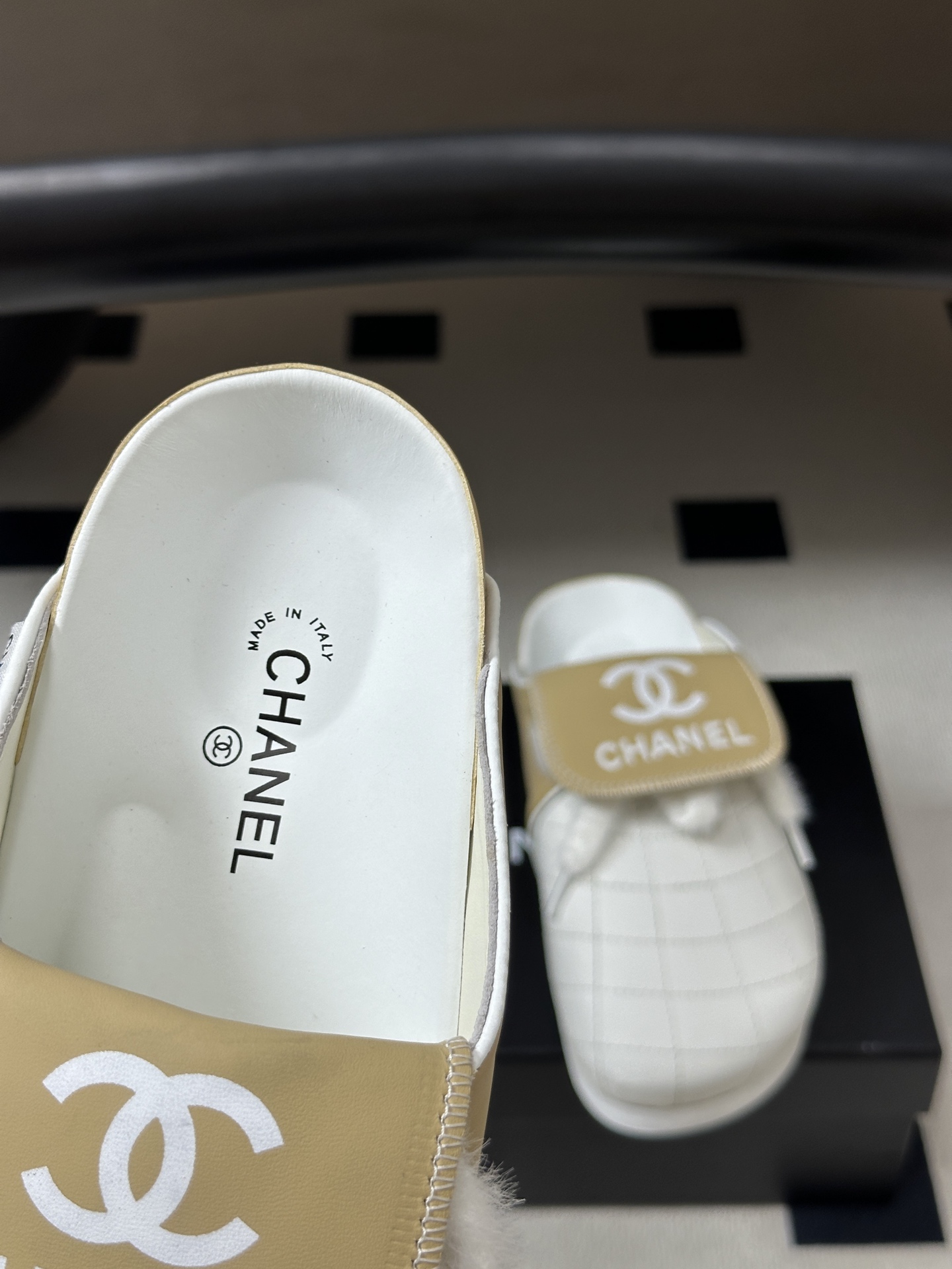Chanel 小香博肯鞋包头穆勒鞋厚底休闲半拖鞋    夏日炎炎，少不了一双轻盈又舒适的，这款橡木材质勃肯软木鞋复古休闲