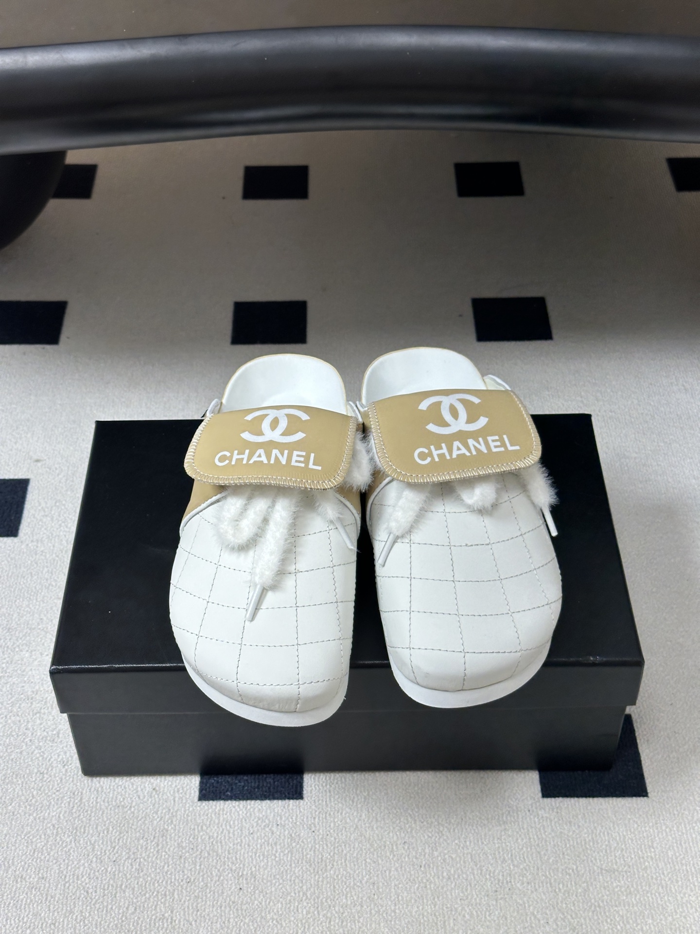 Chanel 小香博肯鞋包头穆勒鞋厚底休闲半拖鞋    夏日炎炎，少不了一双轻盈又舒适的，这款橡木材质勃肯软木鞋复古休闲