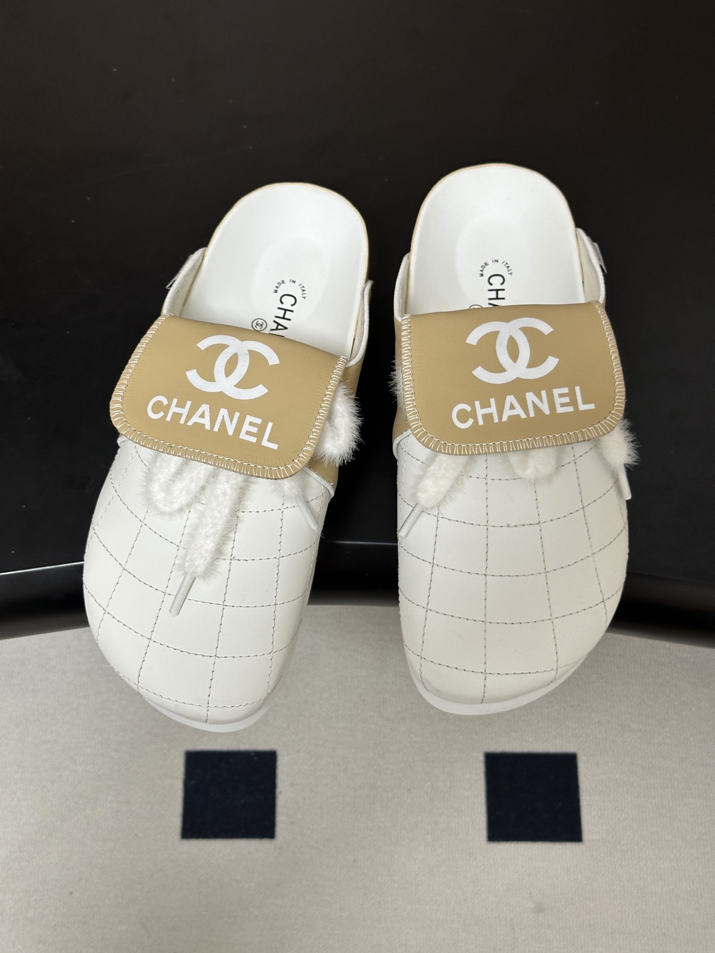 Chanel 小香博肯鞋包头穆勒鞋厚底休闲半拖鞋    夏日炎炎，少不了一双轻盈又舒适的，这款橡木材质勃肯软木鞋复古休闲