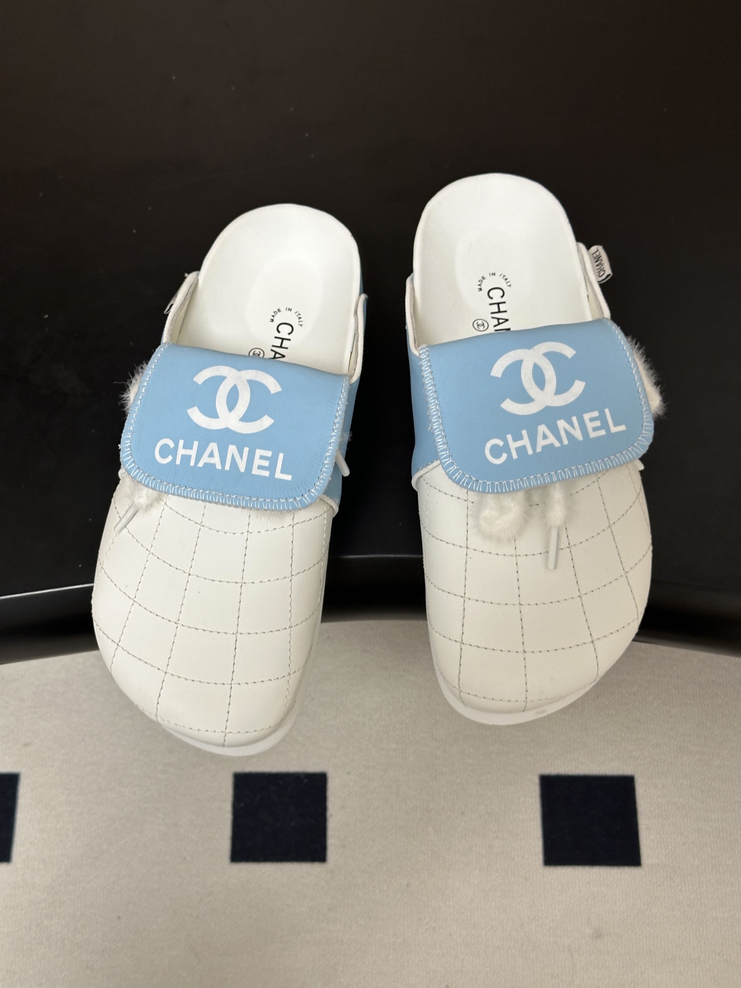 Chanel 小香博肯鞋包头穆勒鞋厚底休闲半拖鞋 夏日炎炎,少不了一双轻盈又舒适的,这款橡木材质勃肯软木鞋复古休闲 Chanel 小香博肯鞋包头穆勒鞋厚底休闲半拖鞋 夏日炎炎,少不了一双轻盈又舒适的,这款橡木材质勃肯软木鞋复古休闲