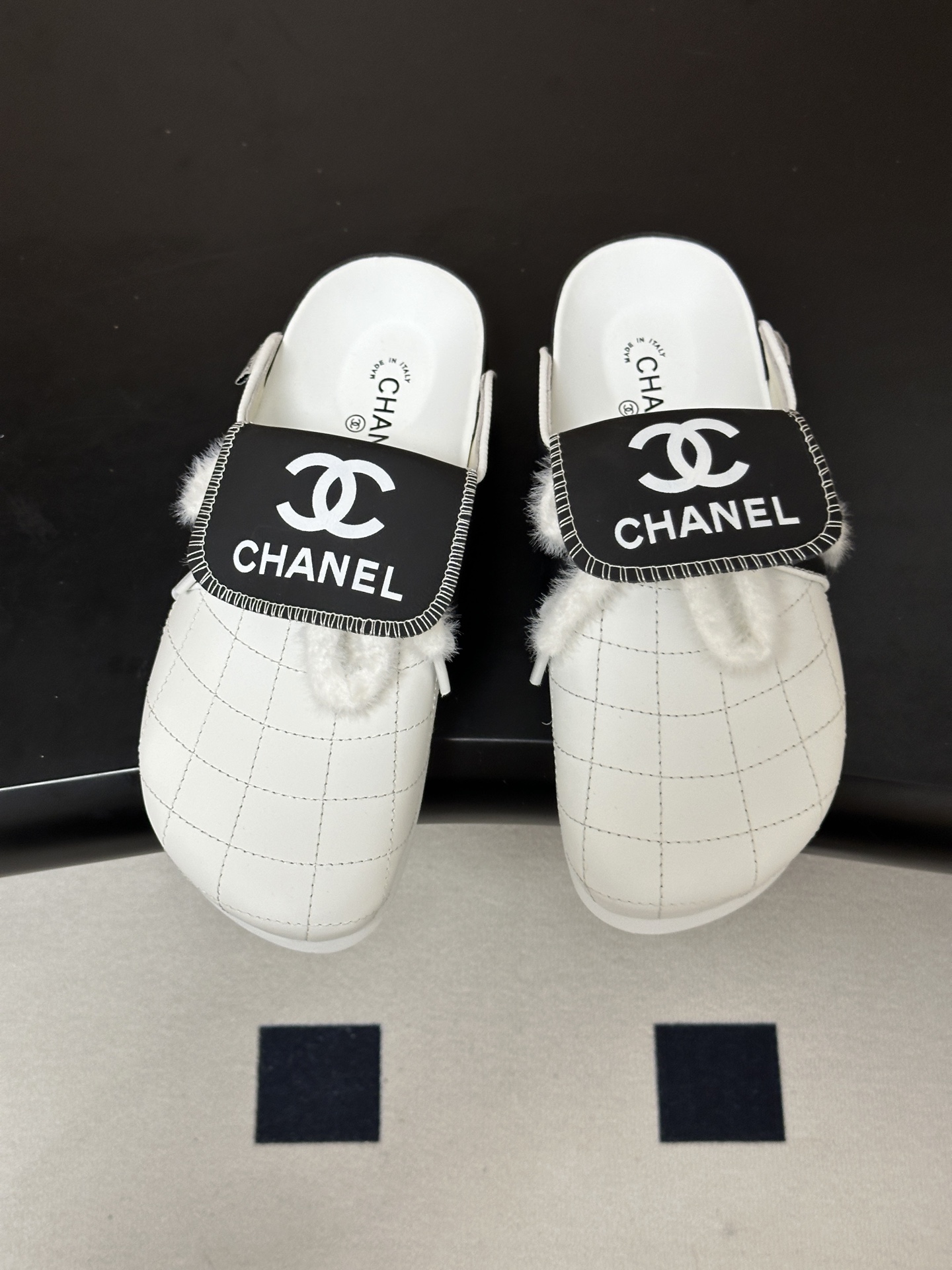 Chanel 小香博肯鞋包头穆勒鞋厚底休闲半拖鞋 夏日炎炎,少不了一双轻盈又舒适的,这款橡木材质勃肯软木鞋复古休闲 Chanel 小香博肯鞋包头穆勒鞋厚底休闲半拖鞋 夏日炎炎,少不了一双轻盈又舒适的,这款橡木材质勃肯软木鞋复古休闲