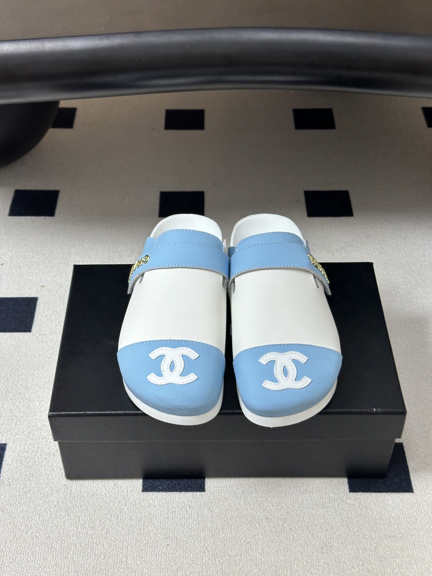 Chanel 小香博肯鞋包头穆勒鞋厚底休闲半拖鞋 夏日炎炎,少不了一双轻盈又舒适的,这款橡木材质勃肯软木鞋复古休闲 Chanel 小香博肯鞋包头穆勒鞋厚底休闲半拖鞋 夏日炎炎,少不了一双轻盈又舒适的,这款橡木材质勃肯软木鞋复古休闲