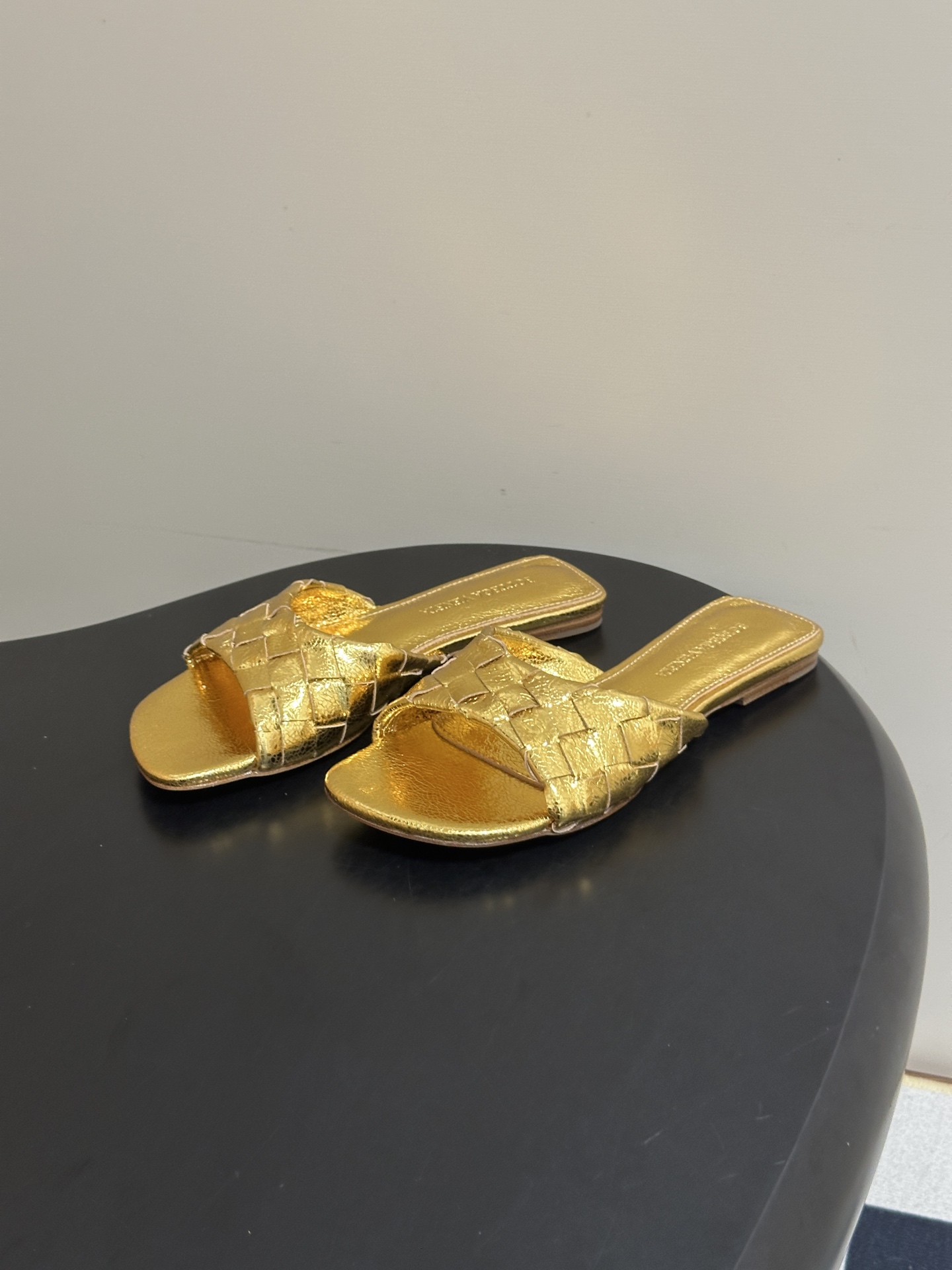 顶级品质 BOTTEGA VENETA 葆蝶家 2026夏季新款 BV Livia穆勒编织凉拖鞋鱼嘴平底凉拖鞋 经典In 顶级品质 BOTTEGA VENETA 葆蝶家 2026夏季新款 BV Livia穆勒编织凉拖鞋鱼嘴平底凉拖鞋 经典In
