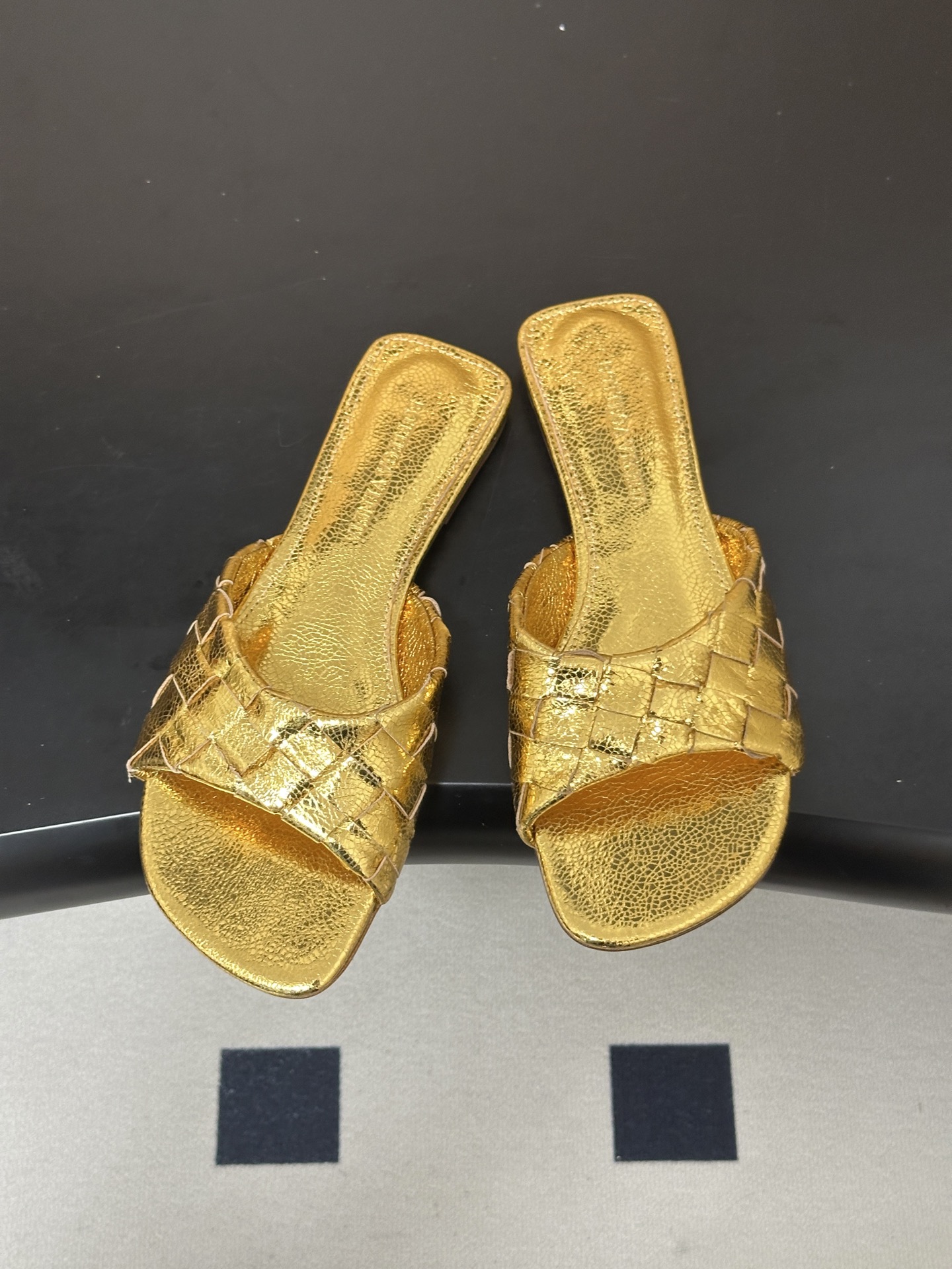 顶级品质 BOTTEGA VENETA 葆蝶家 2026夏季新款 BV Livia穆勒编织凉拖鞋鱼嘴平底凉拖鞋 经典In 顶级品质 BOTTEGA VENETA 葆蝶家 2026夏季新款 BV Livia穆勒编织凉拖鞋鱼嘴平底凉拖鞋 经典In