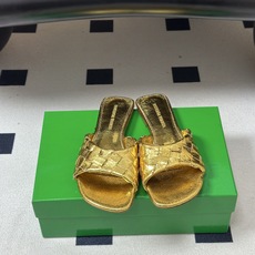顶级品质 BOTTEGA VENETA 葆蝶家 2026夏季新款 BV Livia穆勒编织凉拖鞋鱼嘴平底凉拖鞋 经典In 顶级品质 BOTTEGA VENETA 葆蝶家 2026夏季新款 BV Livia穆勒编织凉拖鞋鱼嘴平底凉拖鞋 经典In