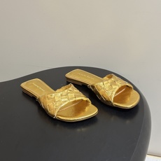 顶级品质 BOTTEGA VENETA 葆蝶家 2026夏季新款 BV Livia穆勒编织凉拖鞋鱼嘴平底凉拖鞋 经典In 顶级品质 BOTTEGA VENETA 葆蝶家 2026夏季新款 BV Livia穆勒编织凉拖鞋鱼嘴平底凉拖鞋 经典In