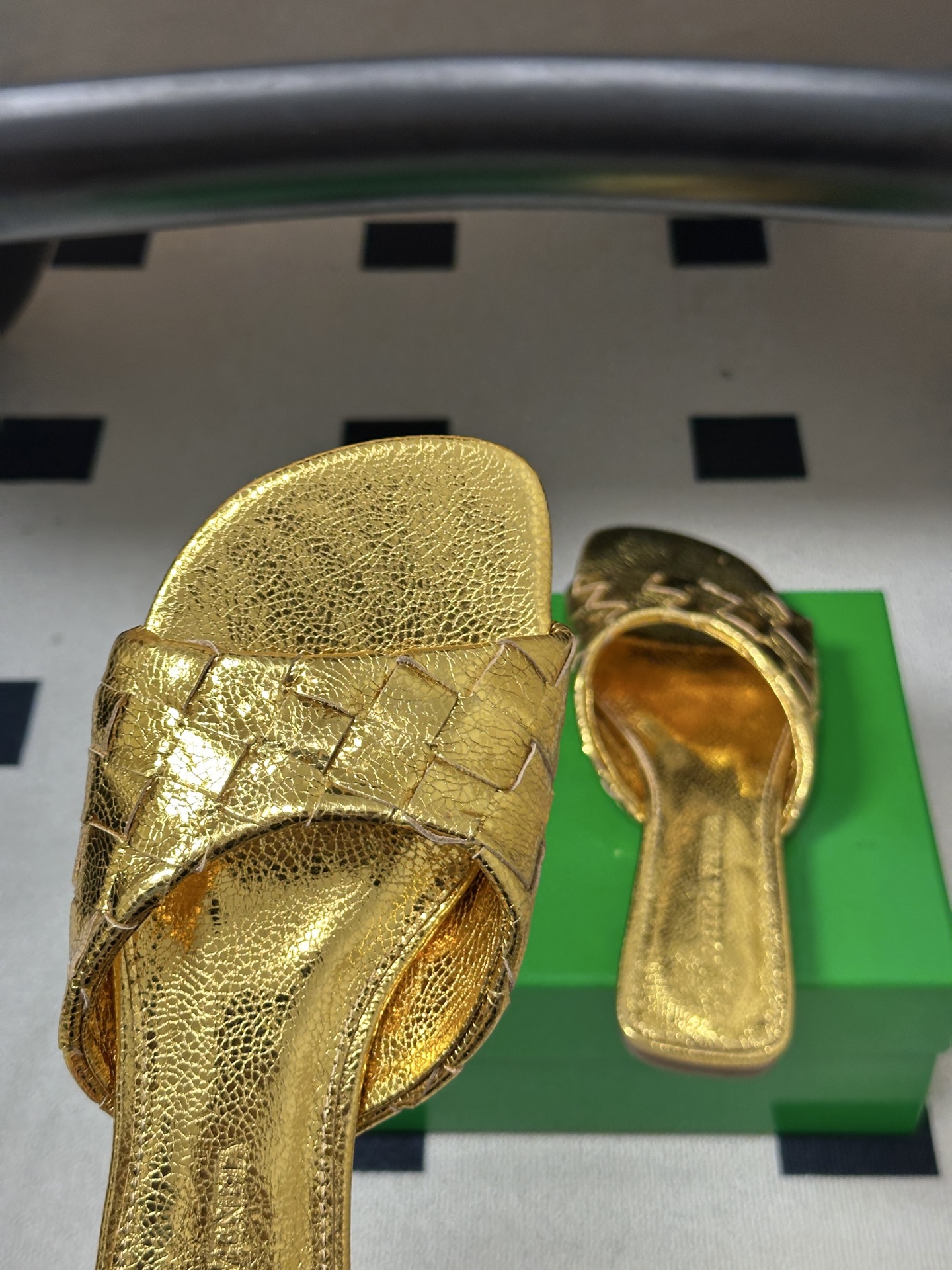 顶级品质 BOTTEGA VENETA 葆蝶家 2026夏季新款 BV Livia穆勒编织凉拖鞋鱼嘴平底凉拖鞋 经典In 顶级品质 BOTTEGA VENETA 葆蝶家 2026夏季新款 BV Livia穆勒编织凉拖鞋鱼嘴平底凉拖鞋 经典In