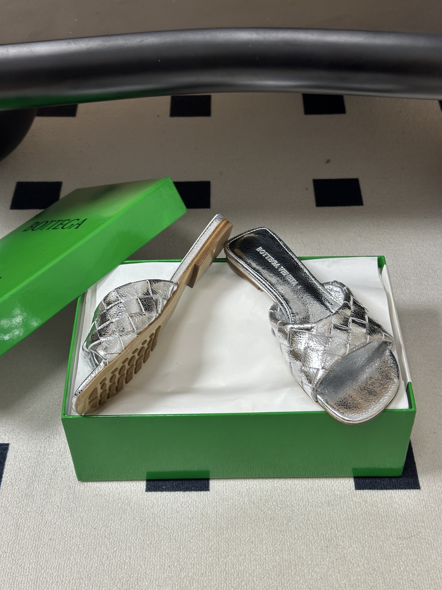 顶级品质 BOTTEGA VENETA 葆蝶家 2026夏季新款 BV Livia穆勒编织凉拖鞋鱼嘴平底凉拖鞋 经典In 顶级品质 BOTTEGA VENETA 葆蝶家 2026夏季新款 BV Livia穆勒编织凉拖鞋鱼嘴平底凉拖鞋 经典In