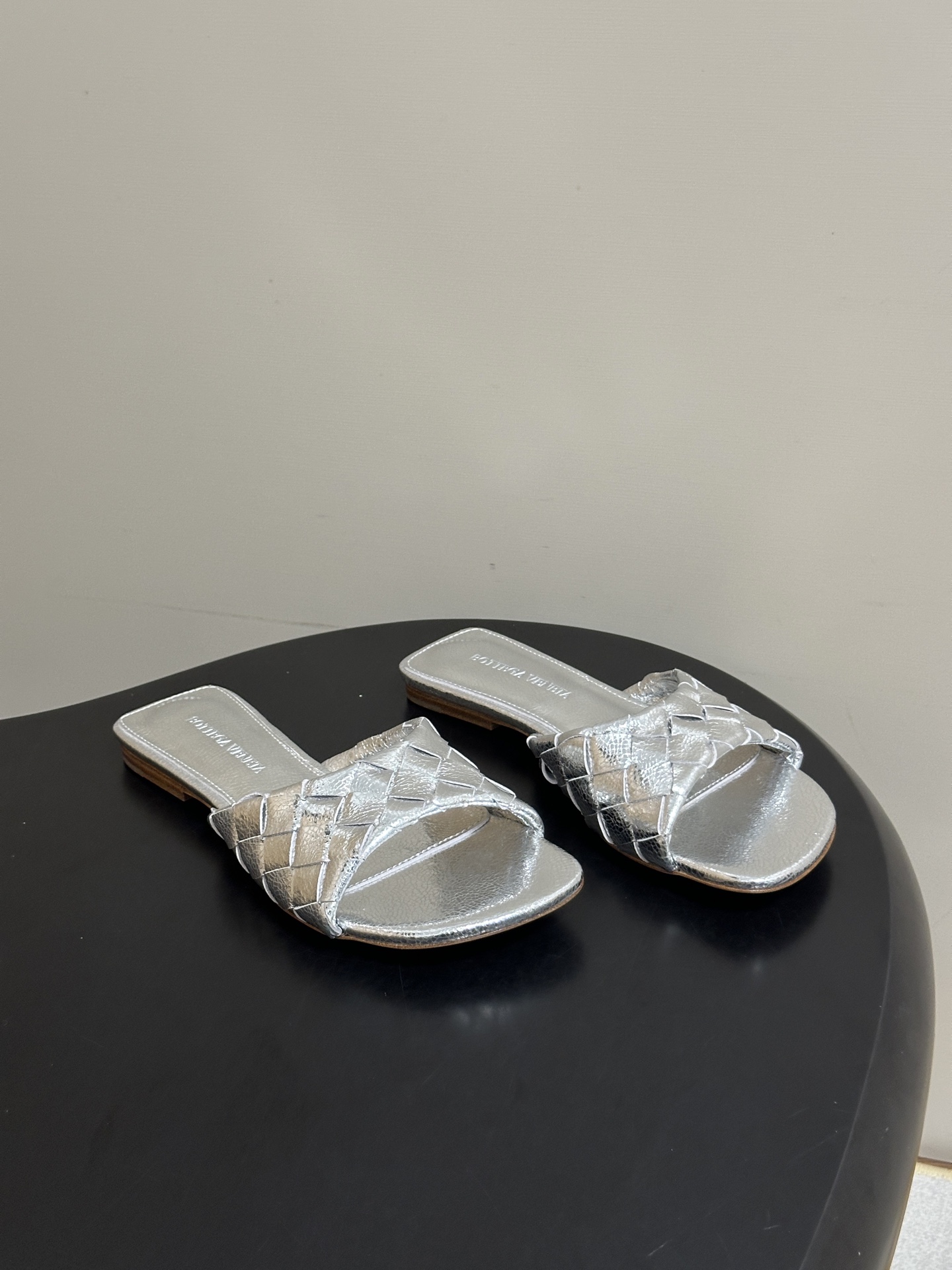 顶级品质 BOTTEGA VENETA 葆蝶家 2026夏季新款 BV Livia穆勒编织凉拖鞋鱼嘴平底凉拖鞋 经典In 顶级品质 BOTTEGA VENETA 葆蝶家 2026夏季新款 BV Livia穆勒编织凉拖鞋鱼嘴平底凉拖鞋 经典In