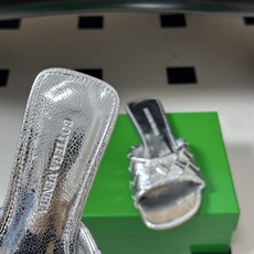 顶级品质 BOTTEGA VENETA 葆蝶家 2026夏季新款 BV Livia穆勒编织凉拖鞋鱼嘴平底凉拖鞋 经典In 顶级品质 BOTTEGA VENETA 葆蝶家 2026夏季新款 BV Livia穆勒编织凉拖鞋鱼嘴平底凉拖鞋 经典In