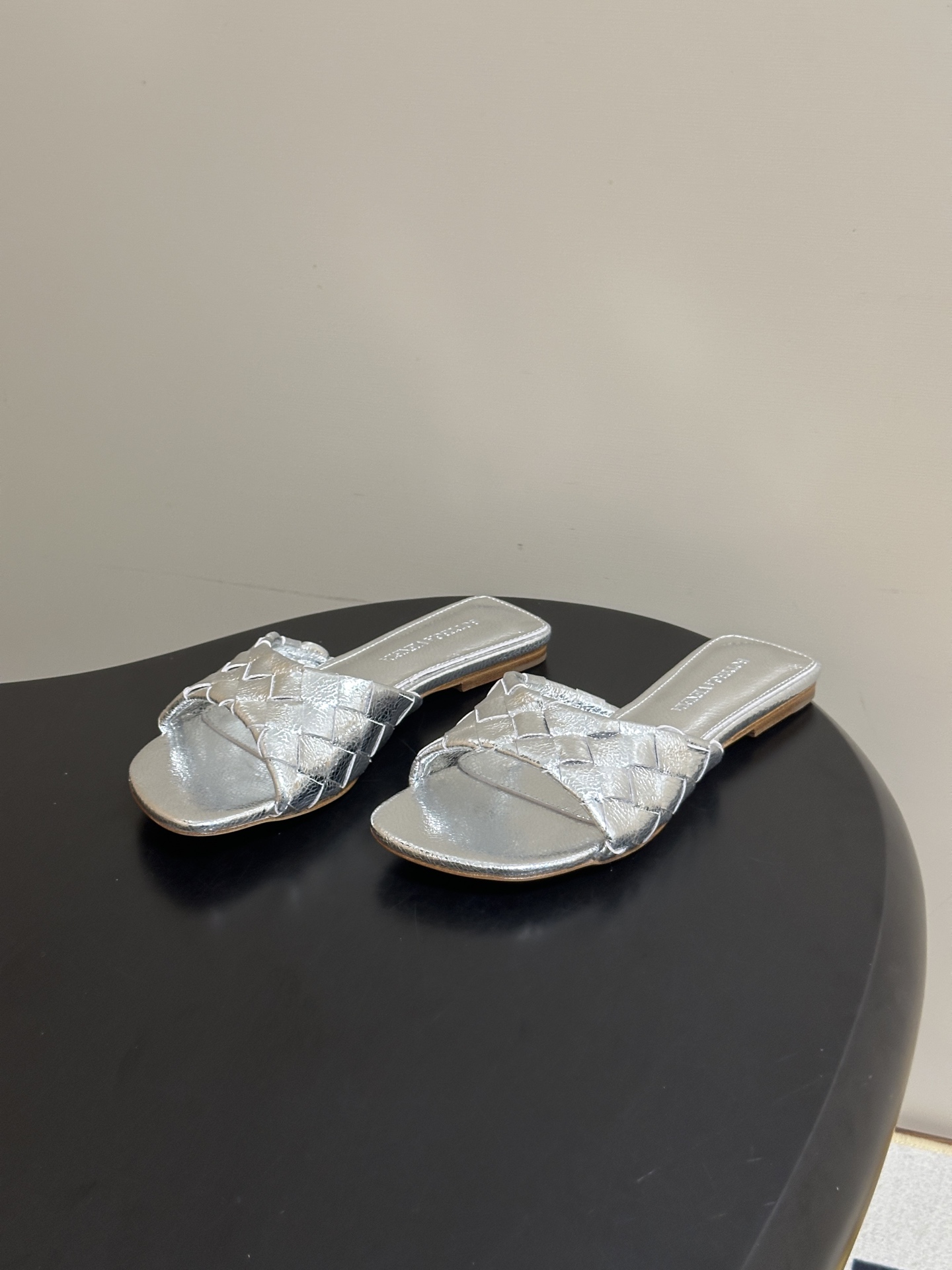 顶级品质 BOTTEGA VENETA 葆蝶家 2026夏季新款 BV Livia穆勒编织凉拖鞋鱼嘴平底凉拖鞋 经典In 顶级品质 BOTTEGA VENETA 葆蝶家 2026夏季新款 BV Livia穆勒编织凉拖鞋鱼嘴平底凉拖鞋 经典In