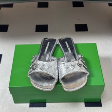 顶级品质 BOTTEGA VENETA 葆蝶家 2026夏季新款 BV Livia穆勒编织凉拖鞋鱼嘴平底凉拖鞋 经典In 顶级品质 BOTTEGA VENETA 葆蝶家 2026夏季新款 BV Livia穆勒编织凉拖鞋鱼嘴平底凉拖鞋 经典In