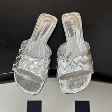 顶级品质 BOTTEGA VENETA 葆蝶家 2026夏季新款 BV Livia穆勒编织凉拖鞋鱼嘴平底凉拖鞋 经典In 顶级品质 BOTTEGA VENETA 葆蝶家 2026夏季新款 BV Livia穆勒编织凉拖鞋鱼嘴平底凉拖鞋 经典In